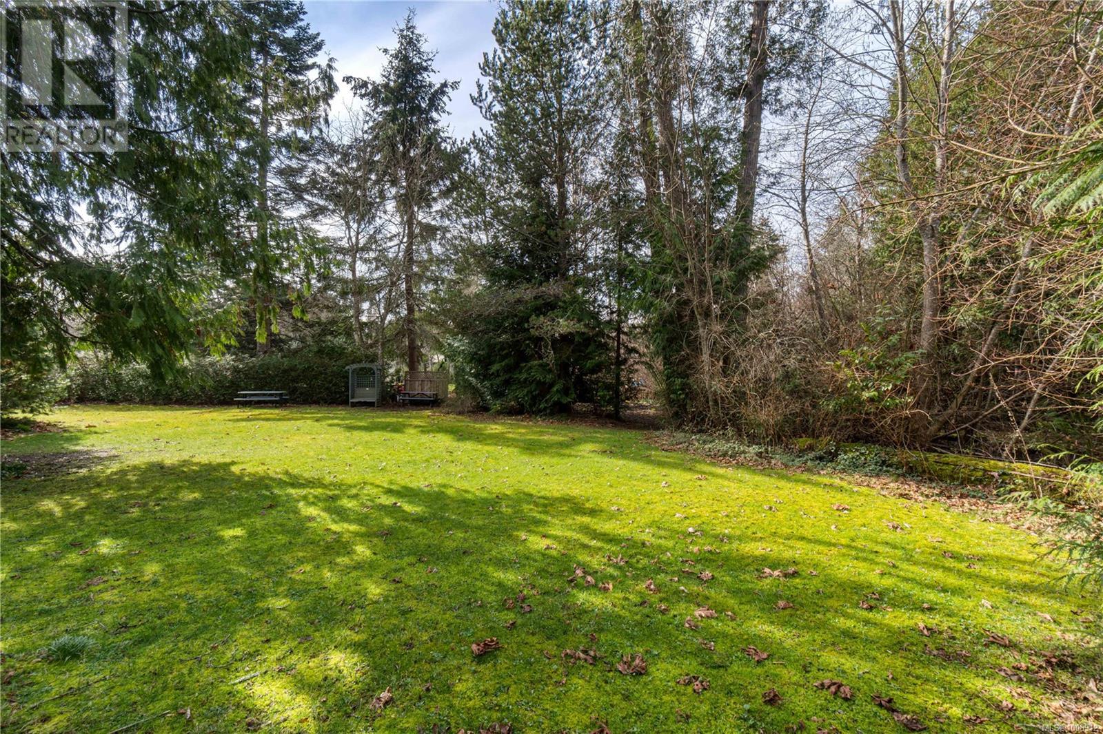 Photo 16 of 6100 Island Hwy W, Qualicum Beach BC