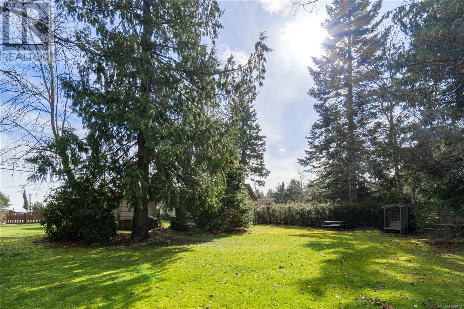 Photo 17 of 6100 Island Hwy W, Qualicum Beach BC