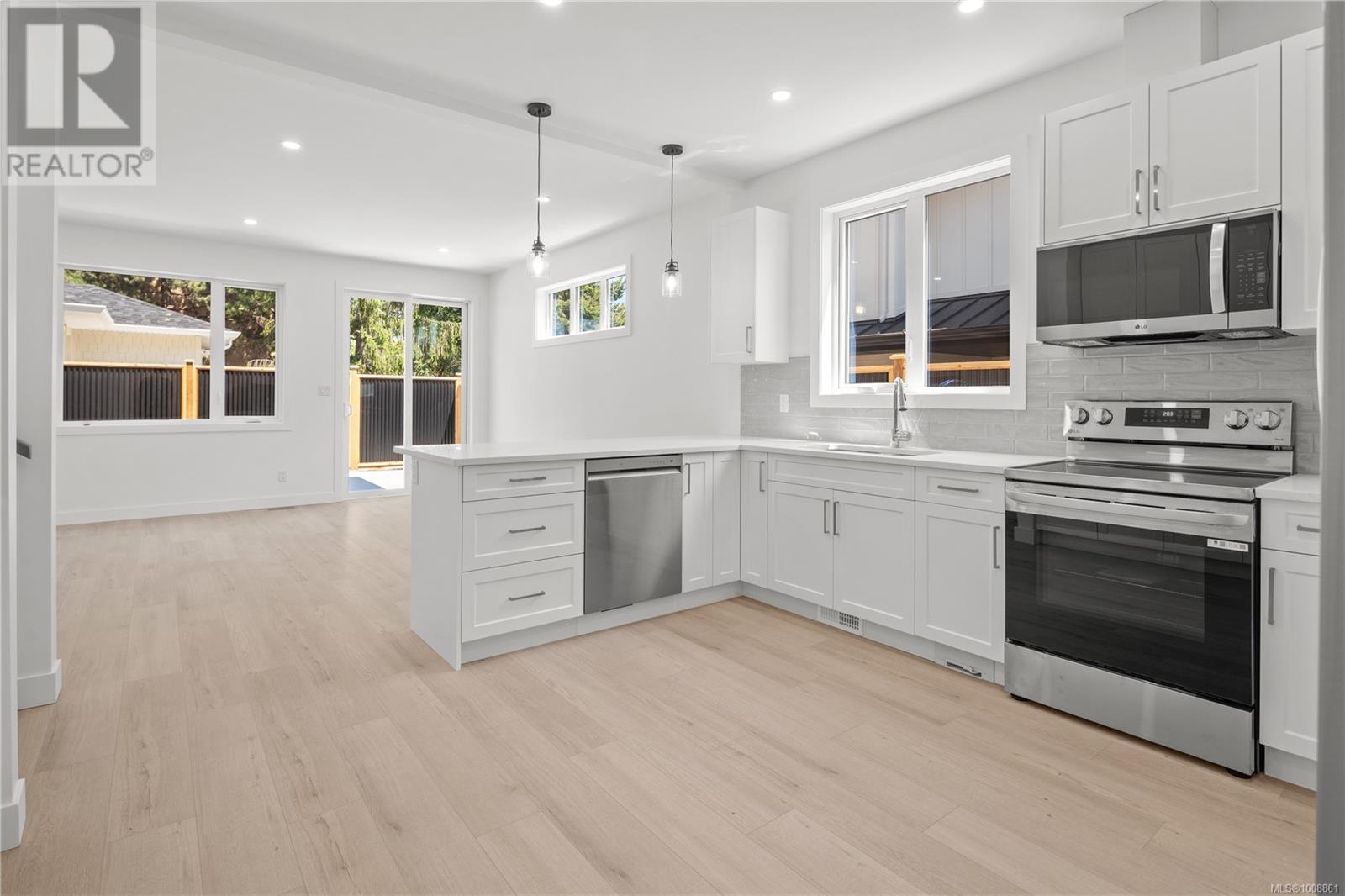 Photo 10 of B 568 Kay St, Saanich BC