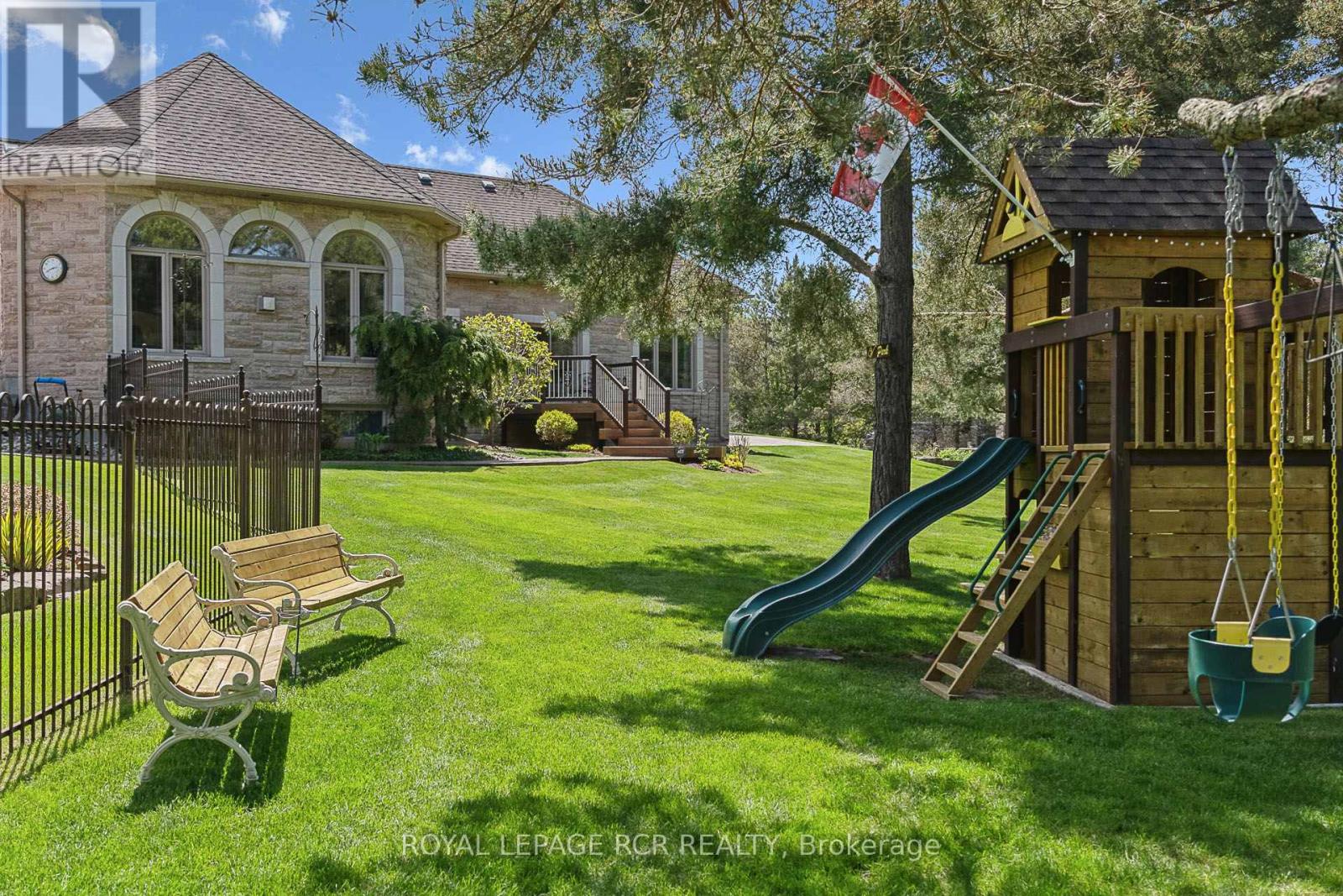 Photo 12 of 7 Sugarbush Lane, Uxbridge ON