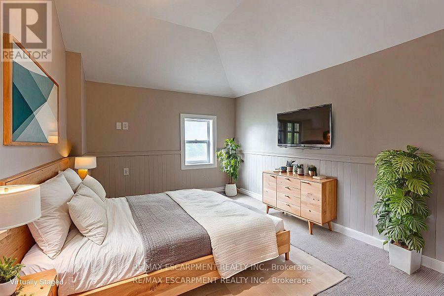 Photo 8 of 954 Beach Boulevard, Hamilton ON