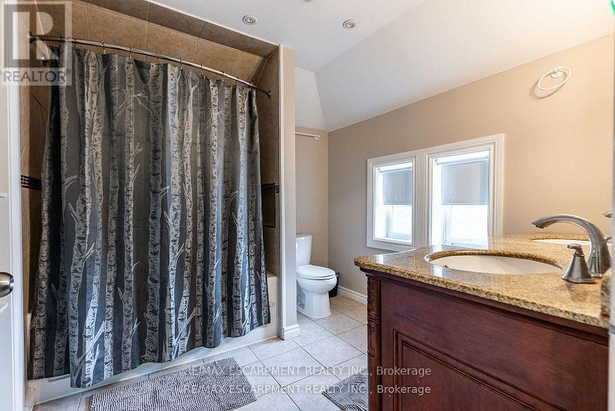Photo 4 of 954 Beach Boulevard, Hamilton ON