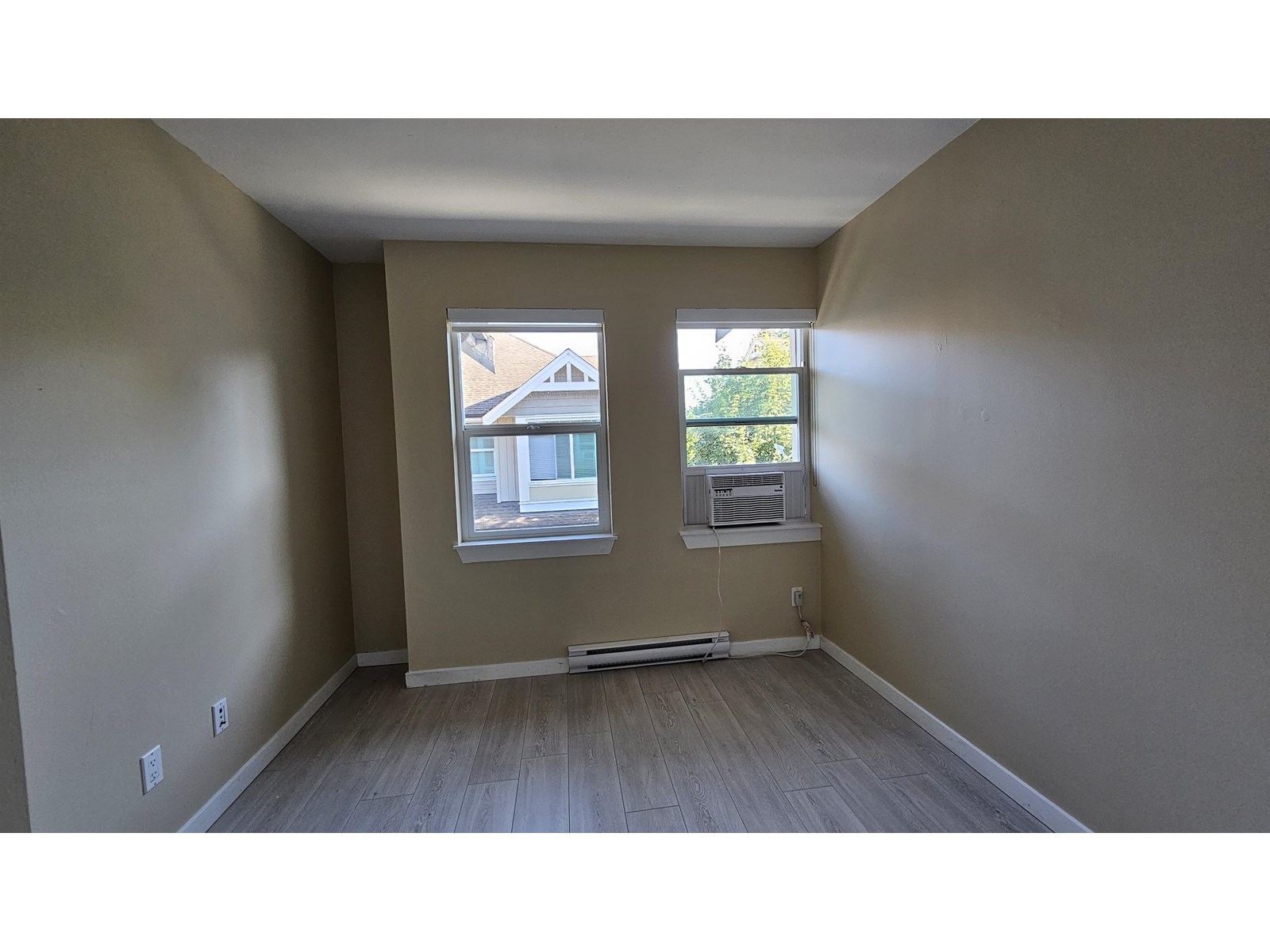 Photo 13 of 35 8277 161 Street, Surrey BC