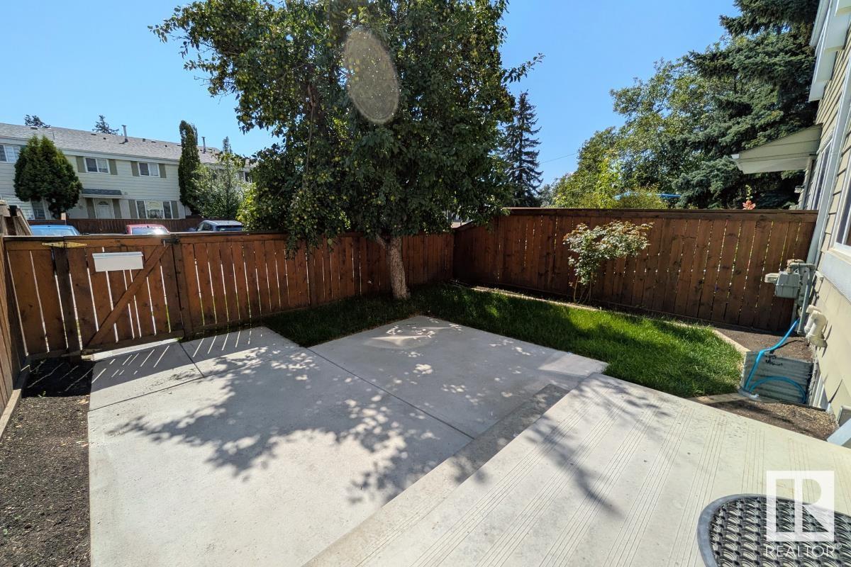 Photo 3 of 245 Primrose Gd Nw, Edmonton AB