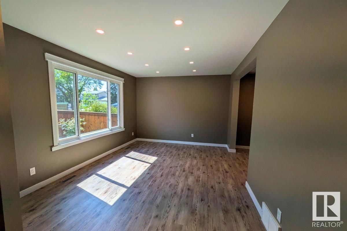 Photo 5 of 245 Primrose Gd Nw, Edmonton AB