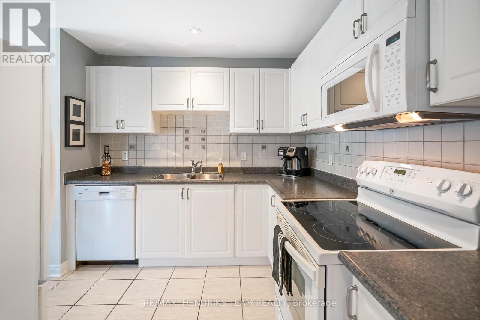 Photo 6 of 89 Young Crescent, Niagaraonthelake ON
