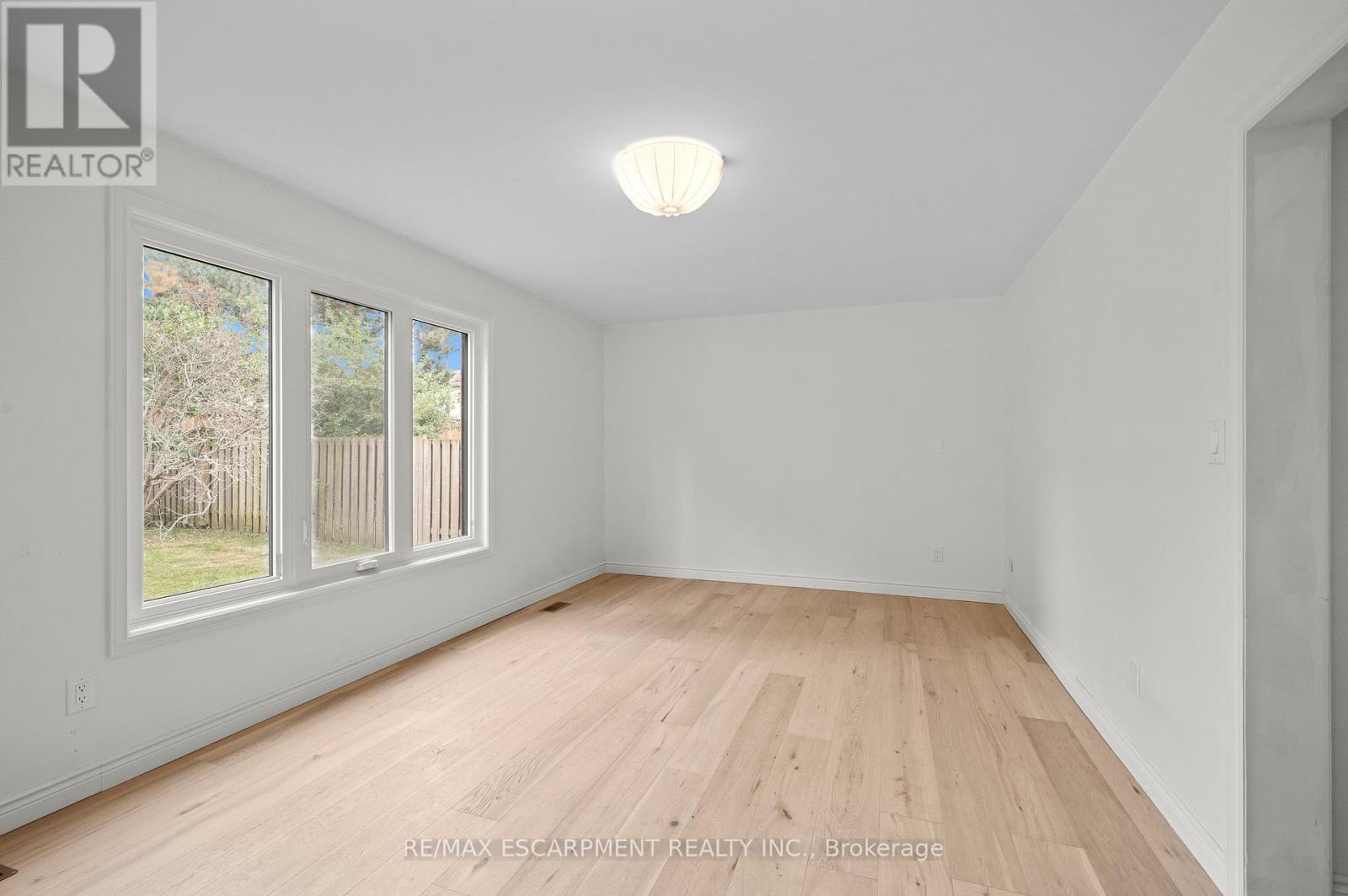 Photo 19 of 31 Inglewood Place, Whitby ON