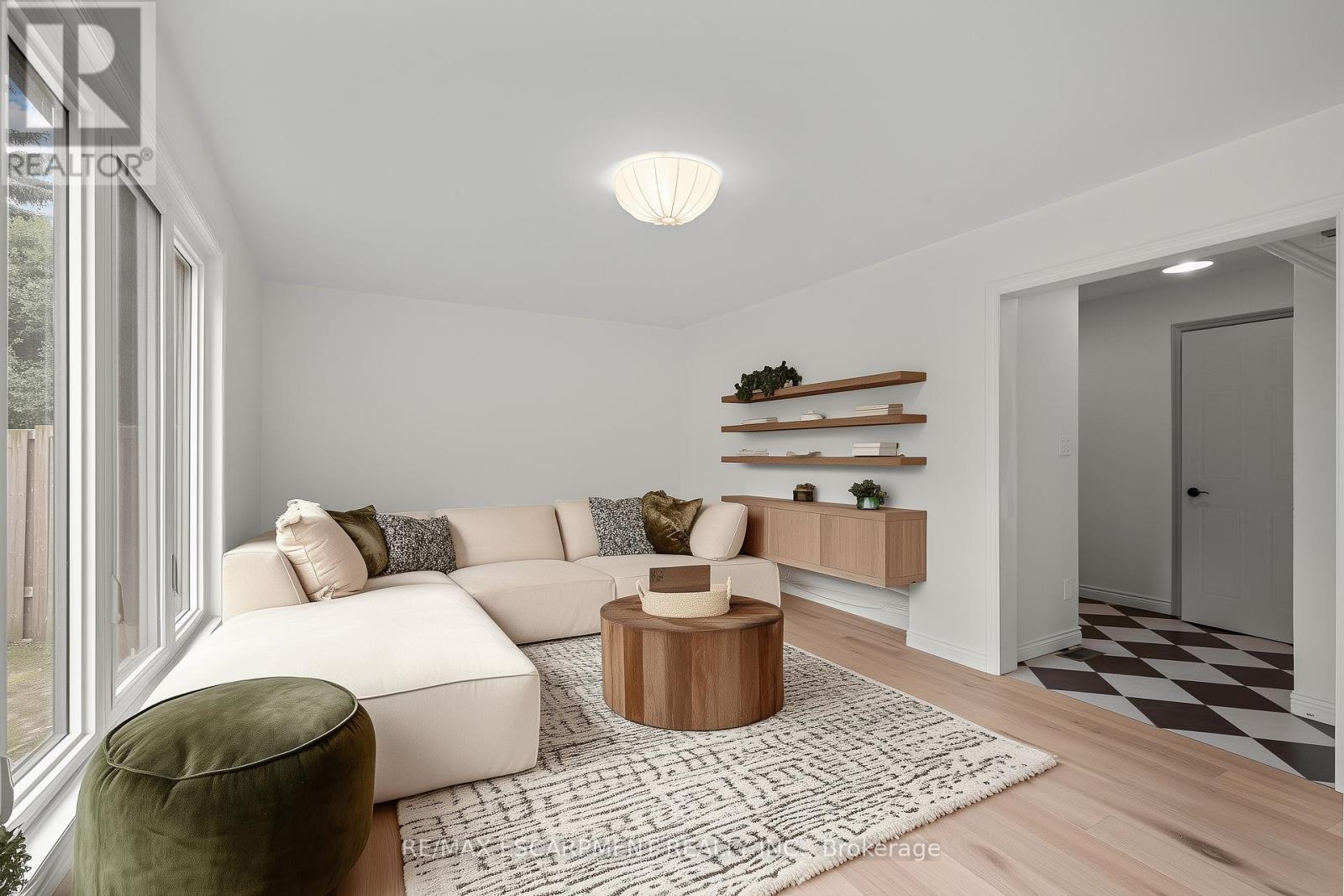 Photo 3 of 31 Inglewood Place, Whitby ON