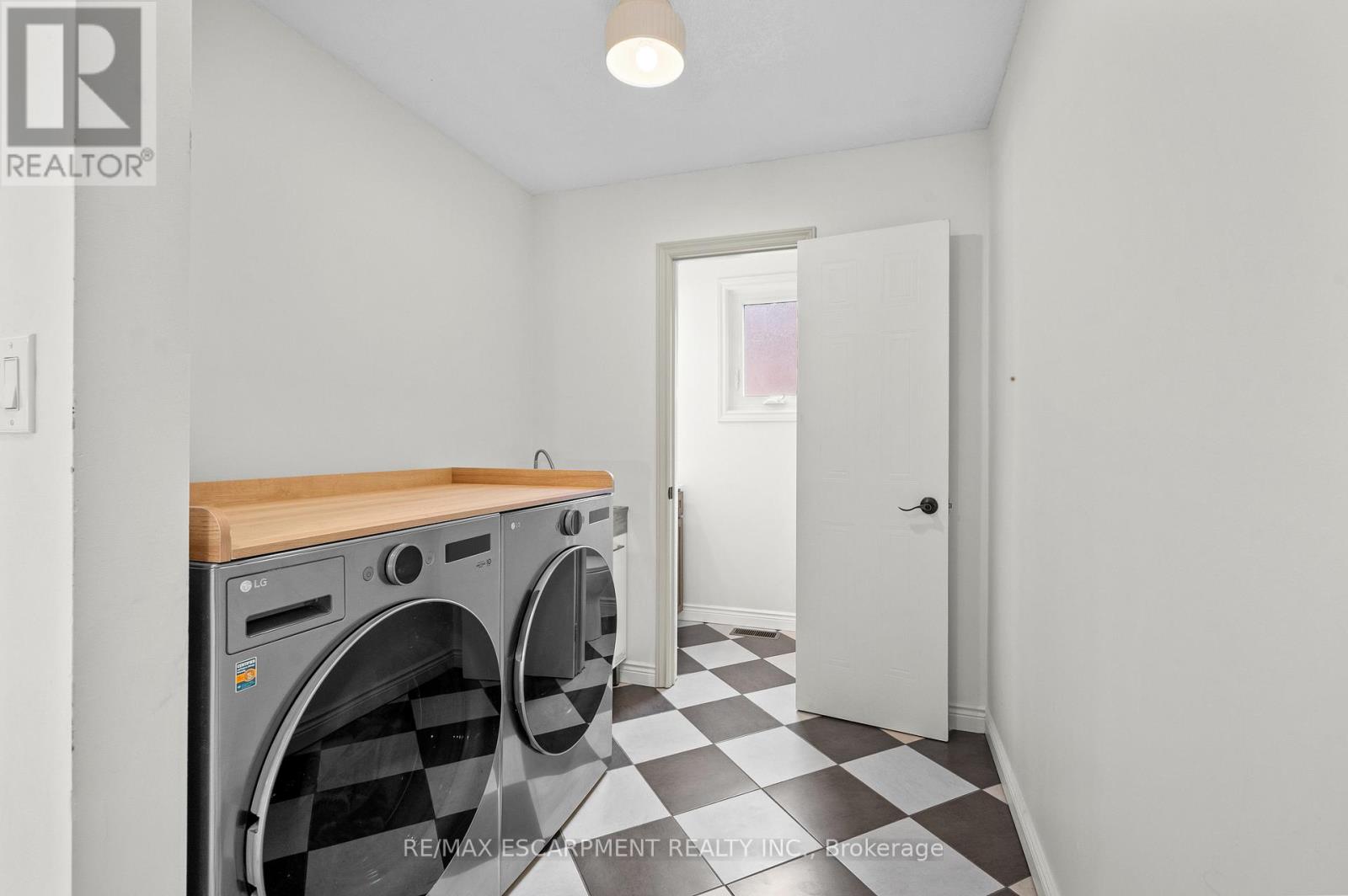 Photo 24 of 31 Inglewood Place, Whitby ON