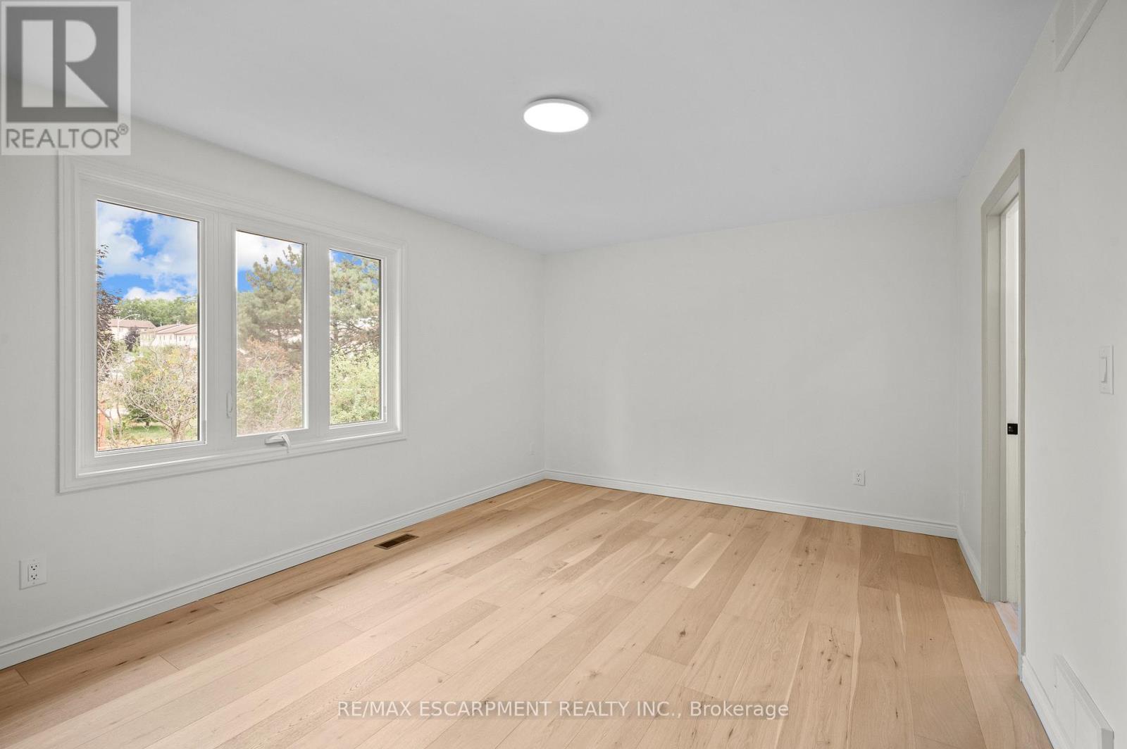 Photo 10 of 31 Inglewood Place, Whitby ON