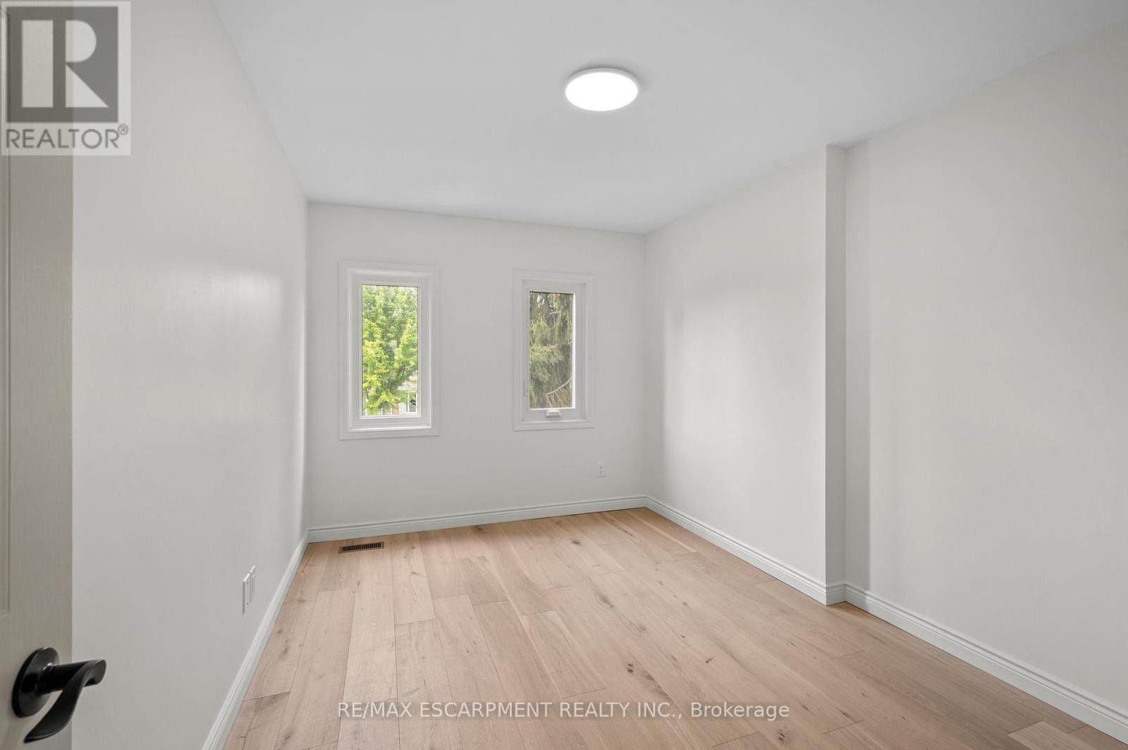 Photo 8 of 31 Inglewood Place, Whitby ON