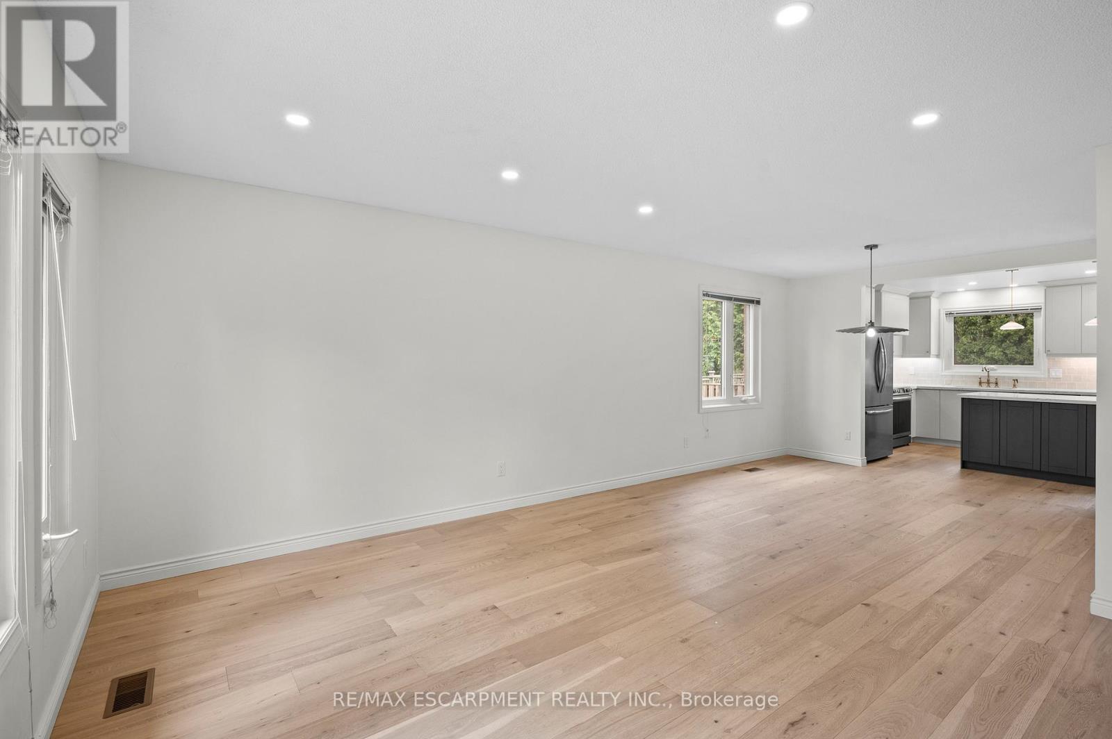 Photo 4 of 31 Inglewood Place, Whitby ON