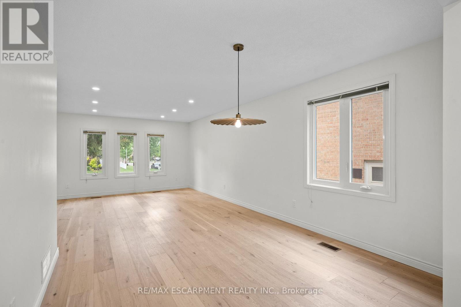 Photo 12 of 31 Inglewood Place, Whitby ON