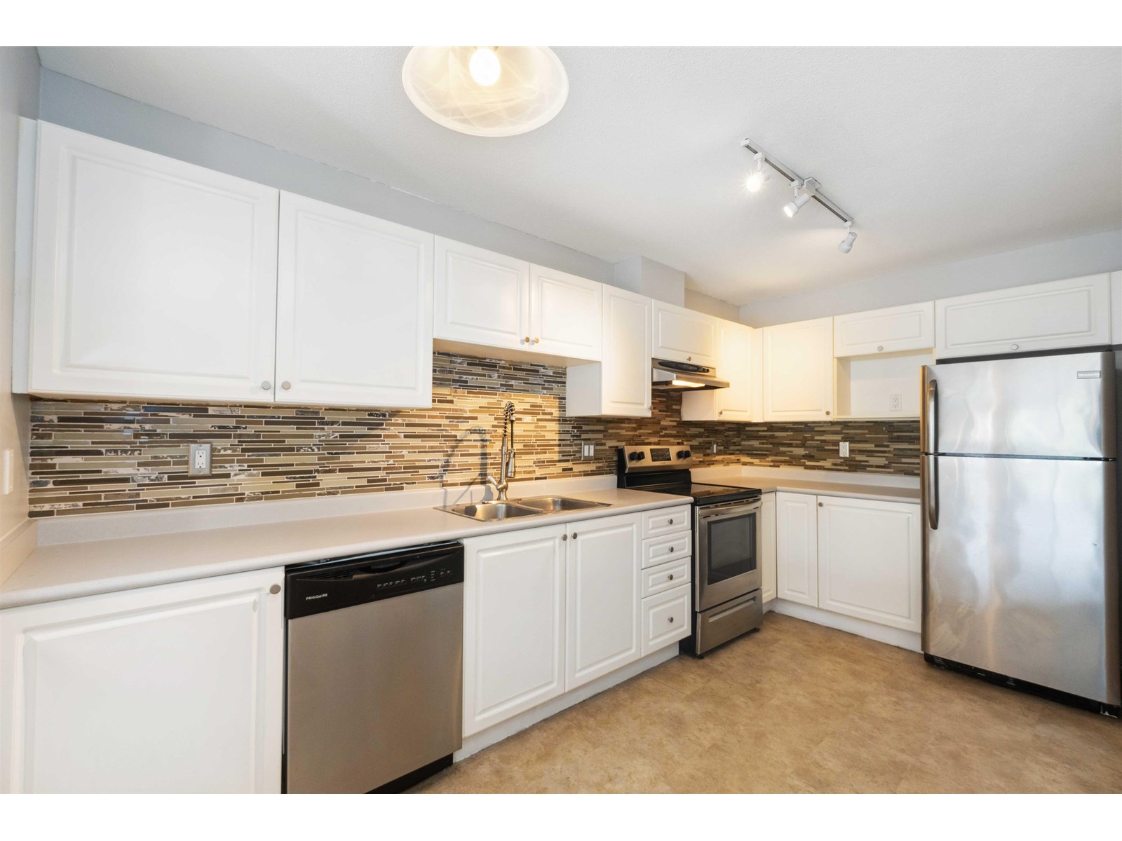 Photo 10 of 303 5499 203 Street, Langley BC
