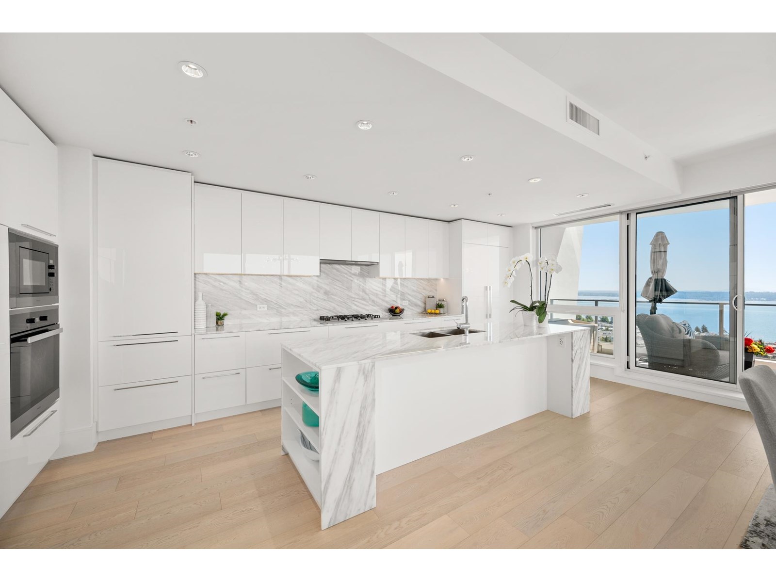 1601 1500 MARTIN STREET, White Rock