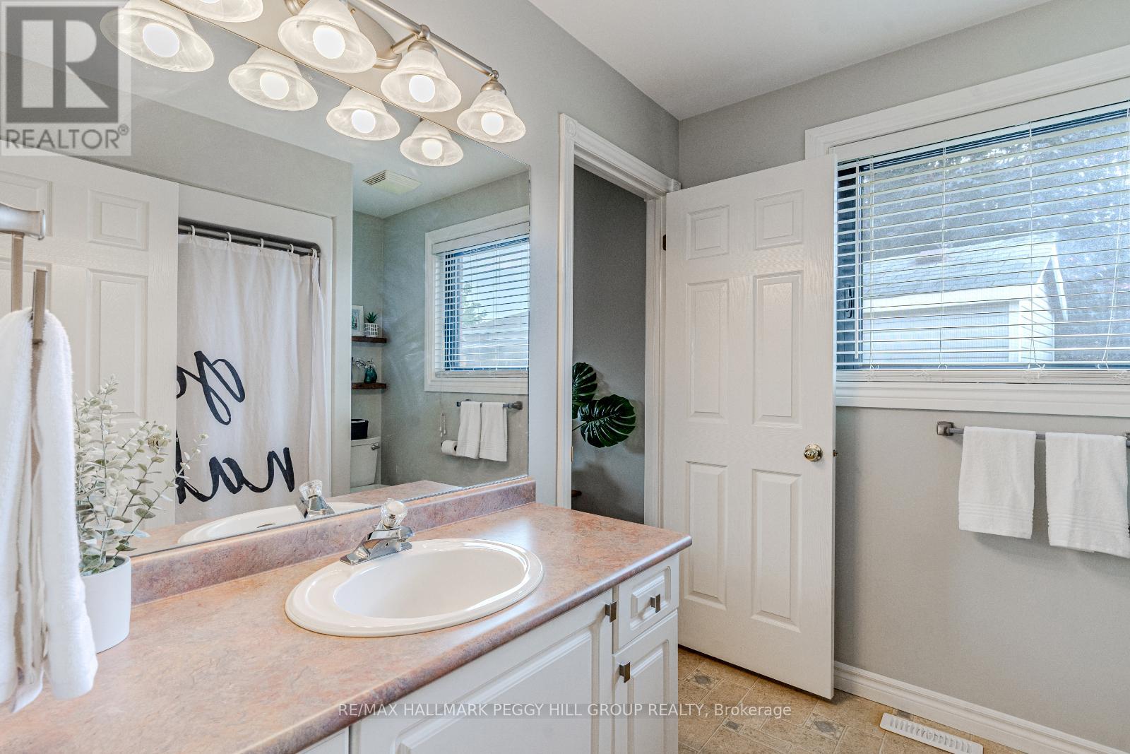 Photo 12 of 236 Pringle Drive, Barrie ON