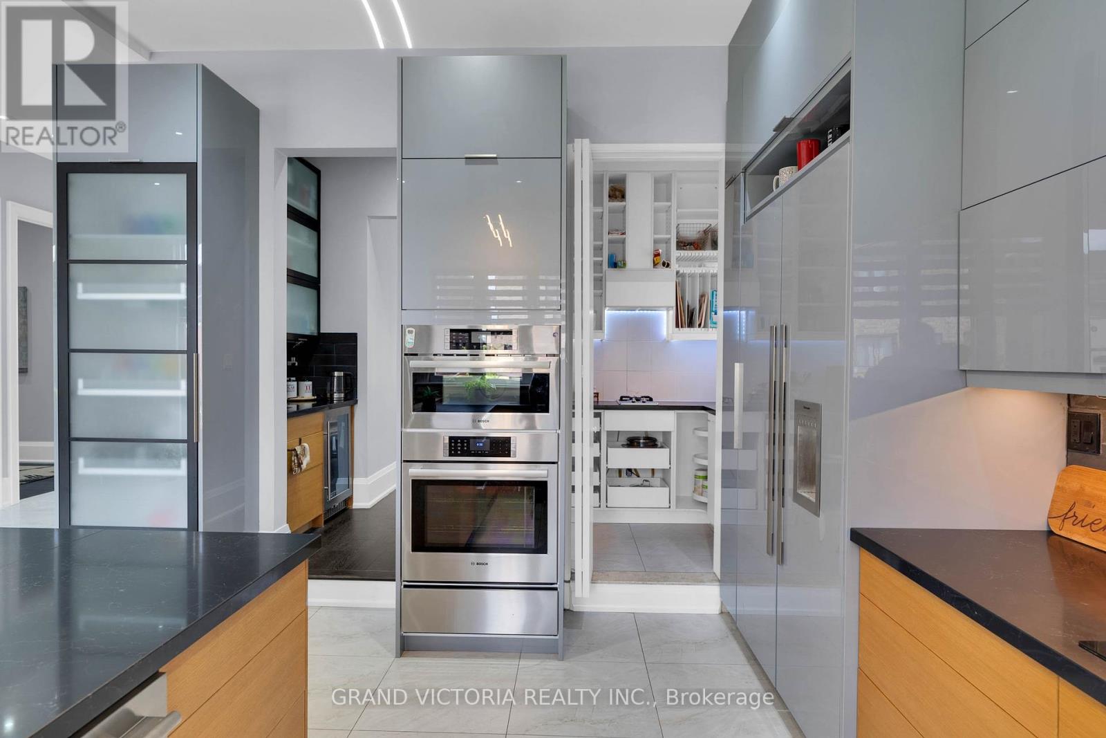 Photo 8 of 898 White Clover Way, Mississauga ON