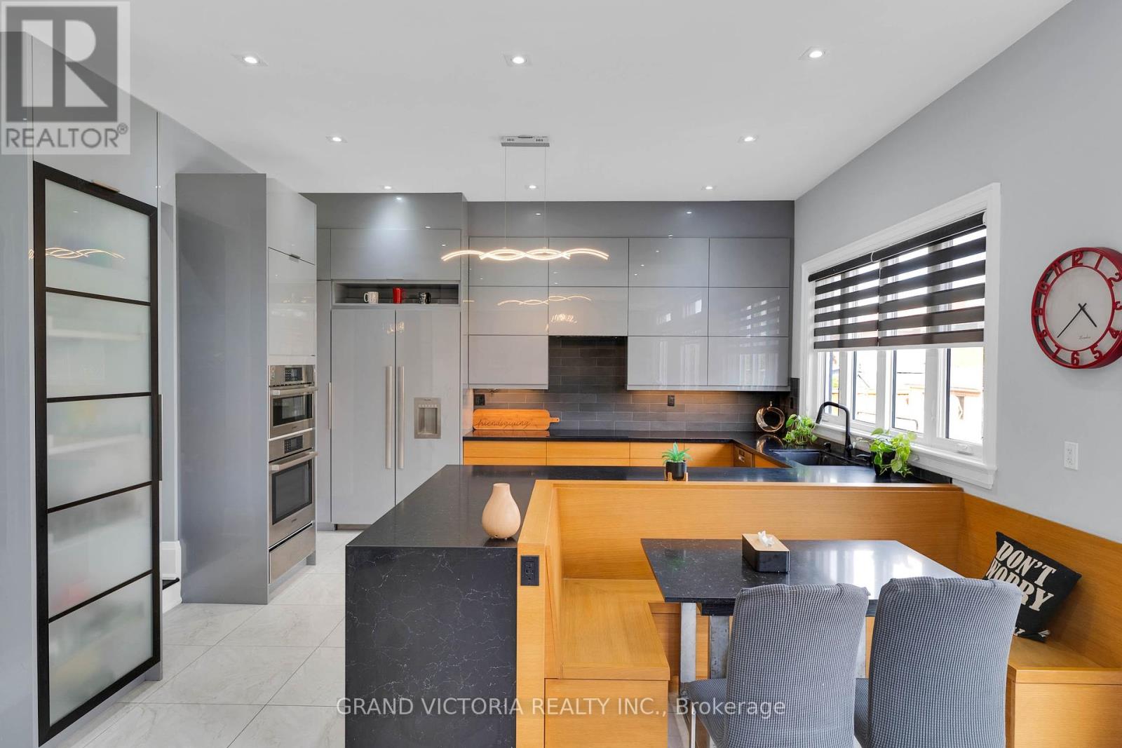 Photo 2 of 898 White Clover Way, Mississauga ON