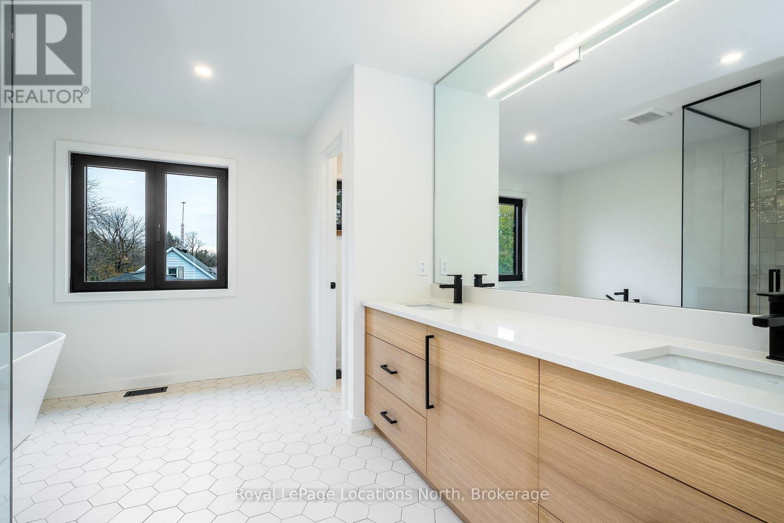 Photo 4 of 18 Melville Street, Clearview ON