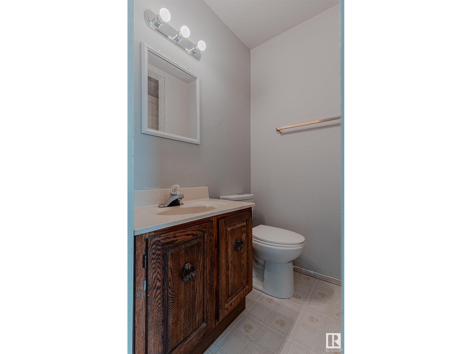 Photo 11 of 1353 39 St Nw, Edmonton AB