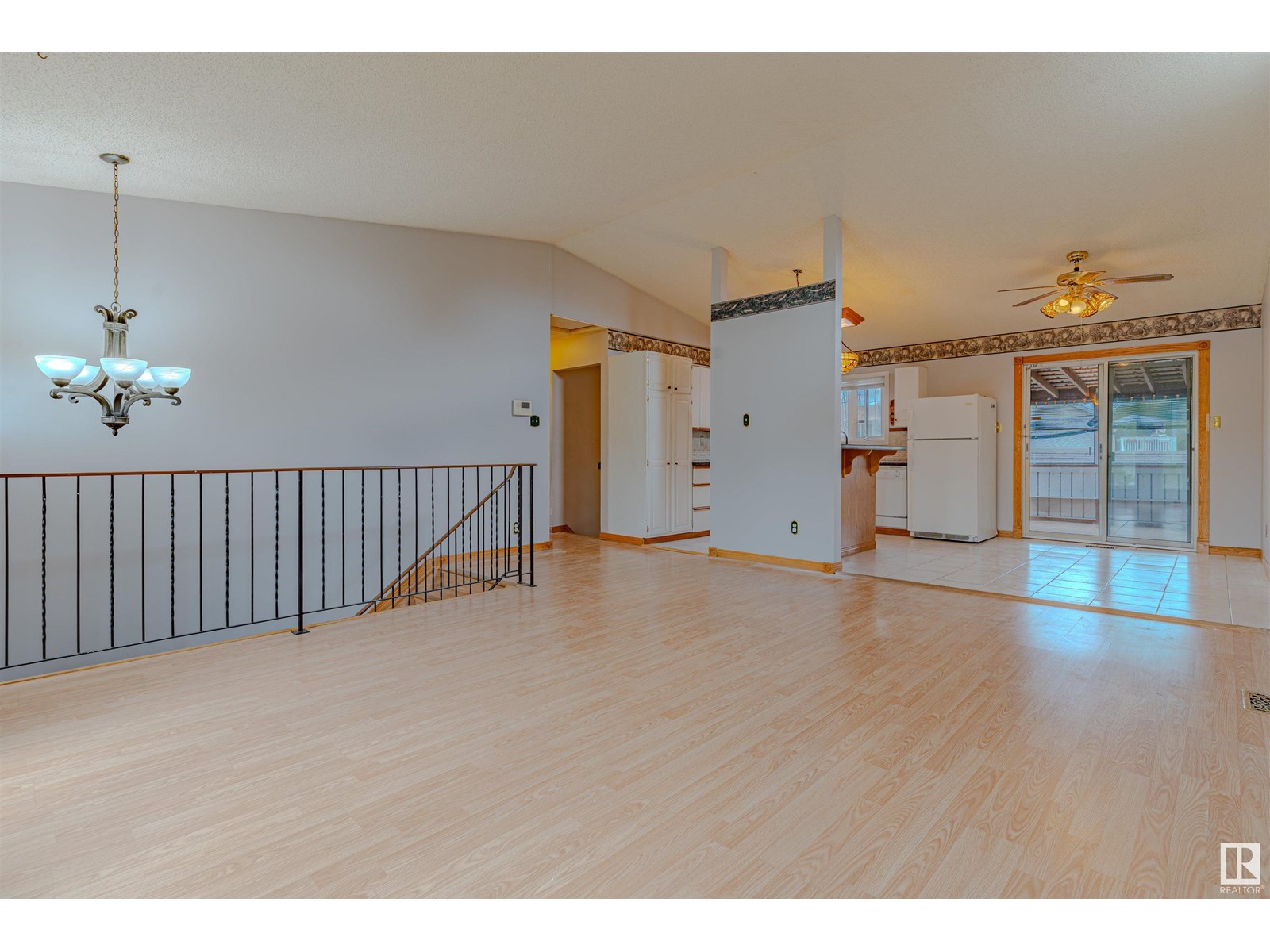 Photo 4 of 1353 39 St Nw, Edmonton AB