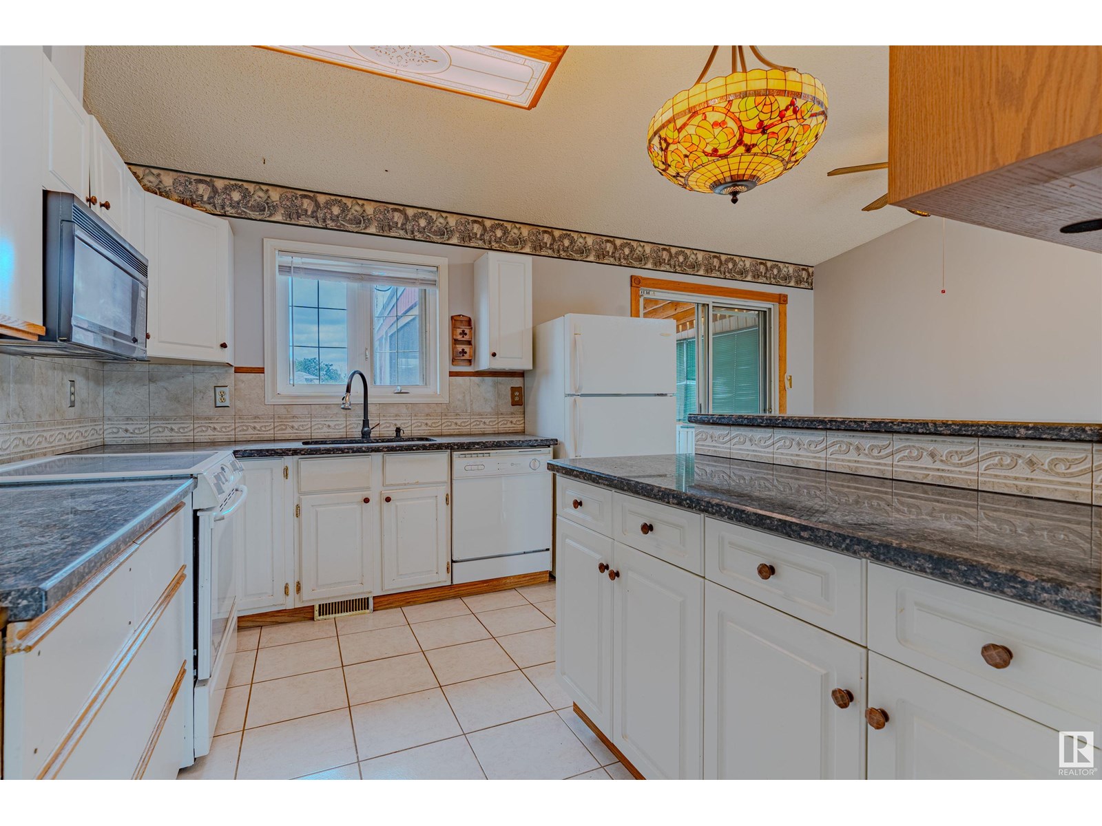 Photo 5 of 1353 39 St Nw, Edmonton AB
