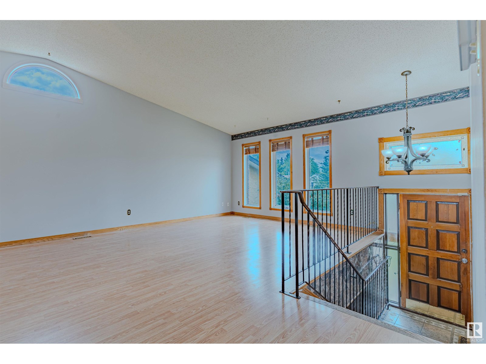 Photo 3 of 1353 39 St Nw, Edmonton AB