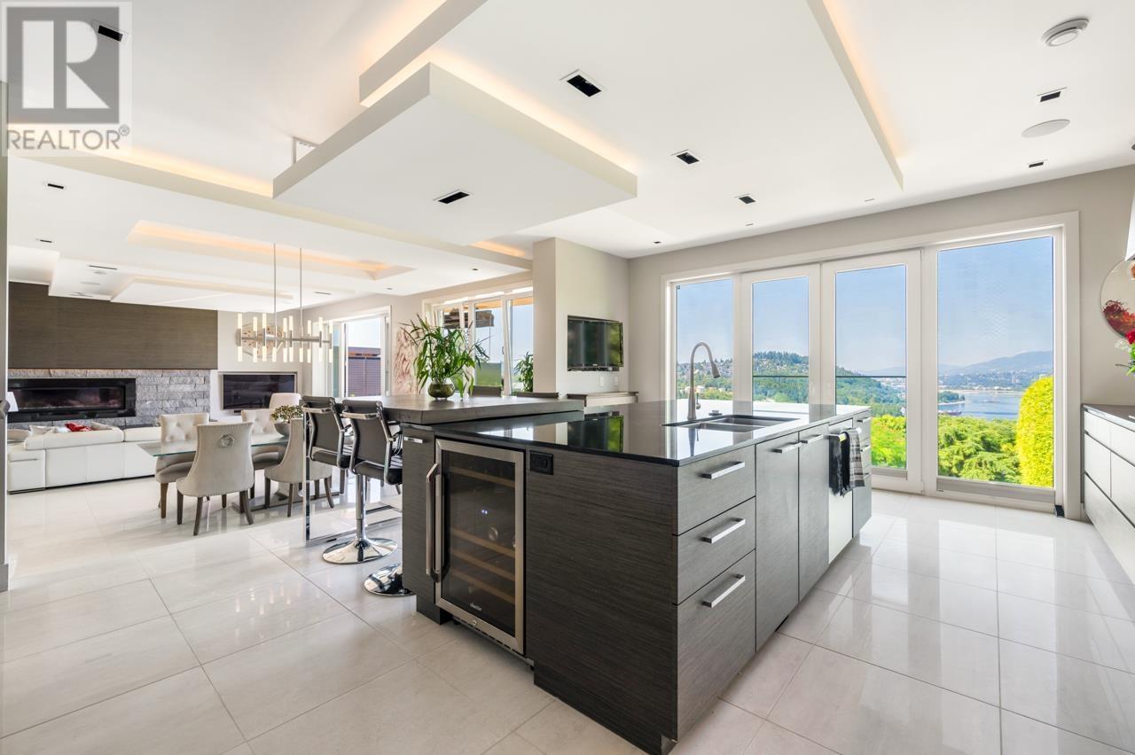 Photo 2 of 7326 Ridge Drive, Burnaby BC