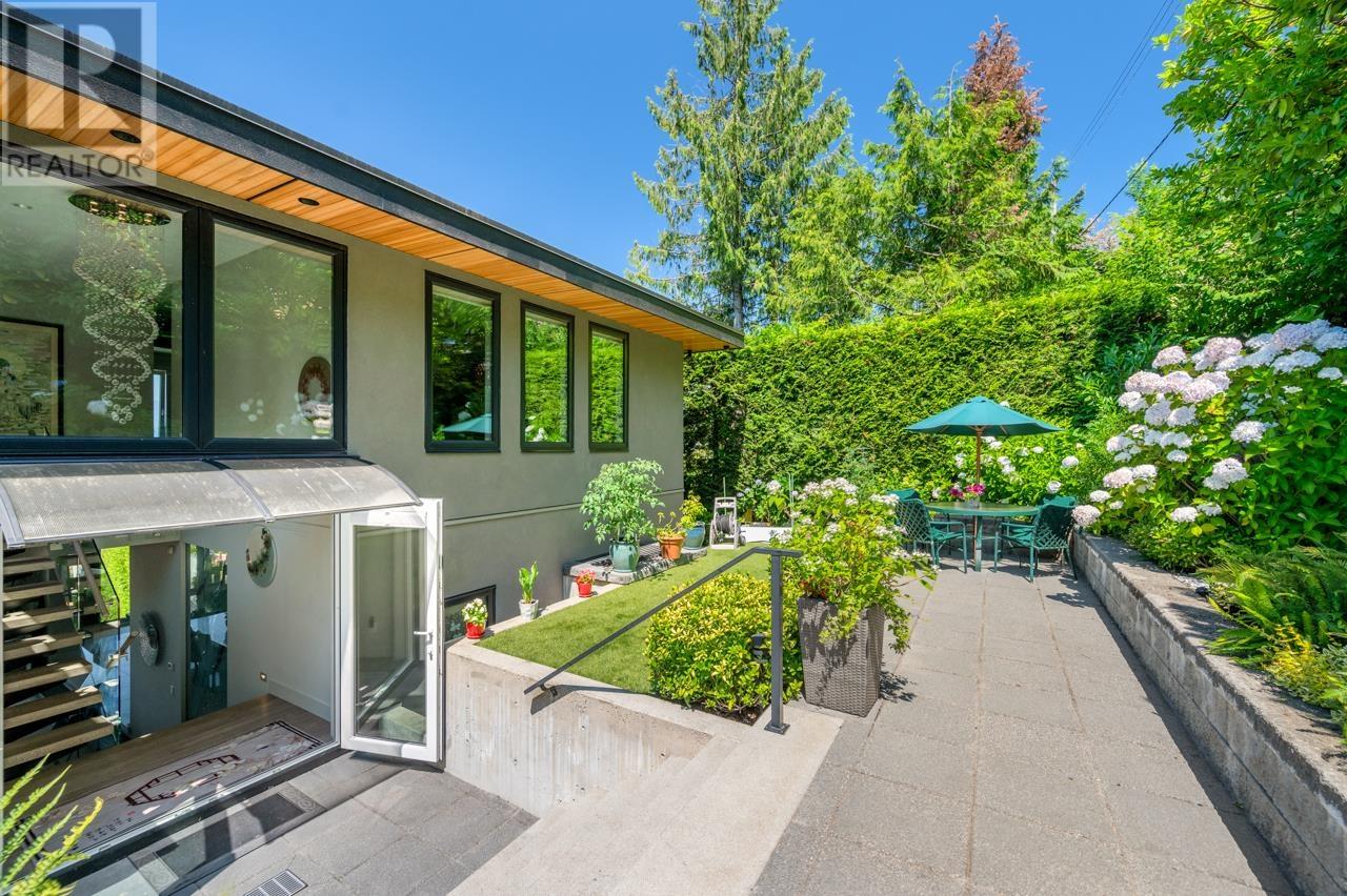 Photo 7 of 7326 Ridge Drive, Burnaby BC