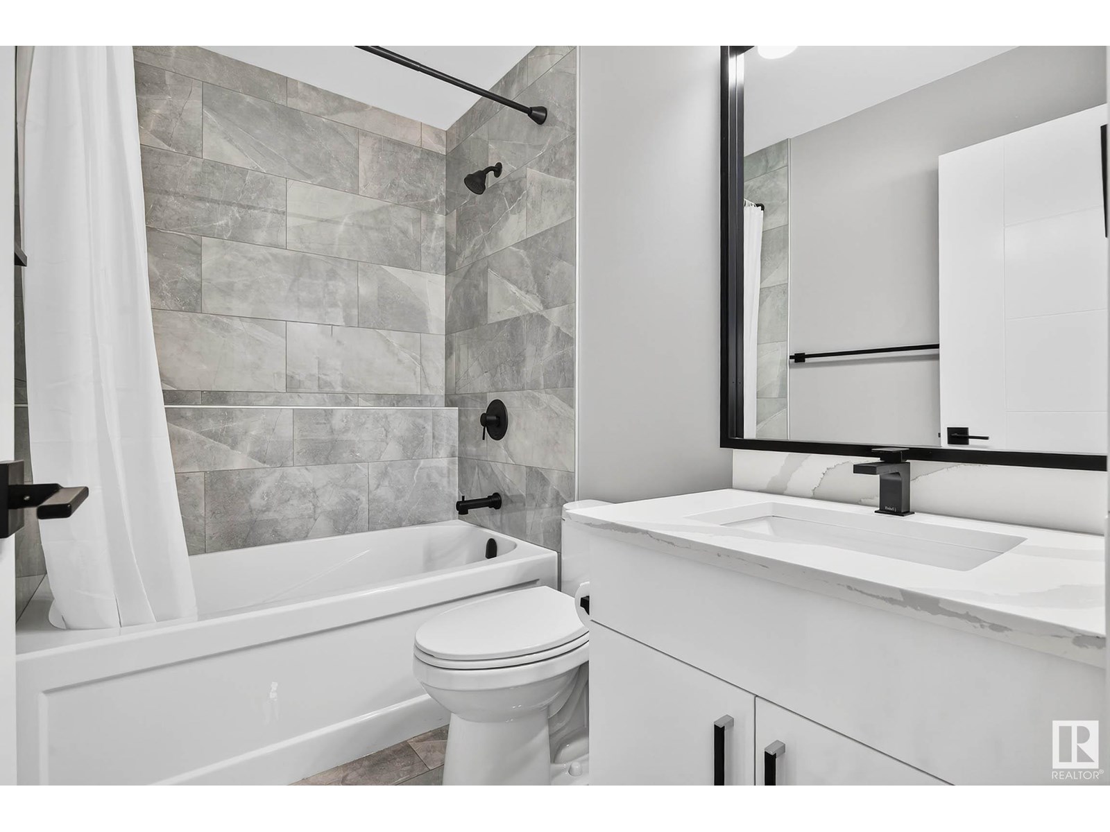 Photo 16 of 8805 Strathearn Dr Nw, Edmonton AB
