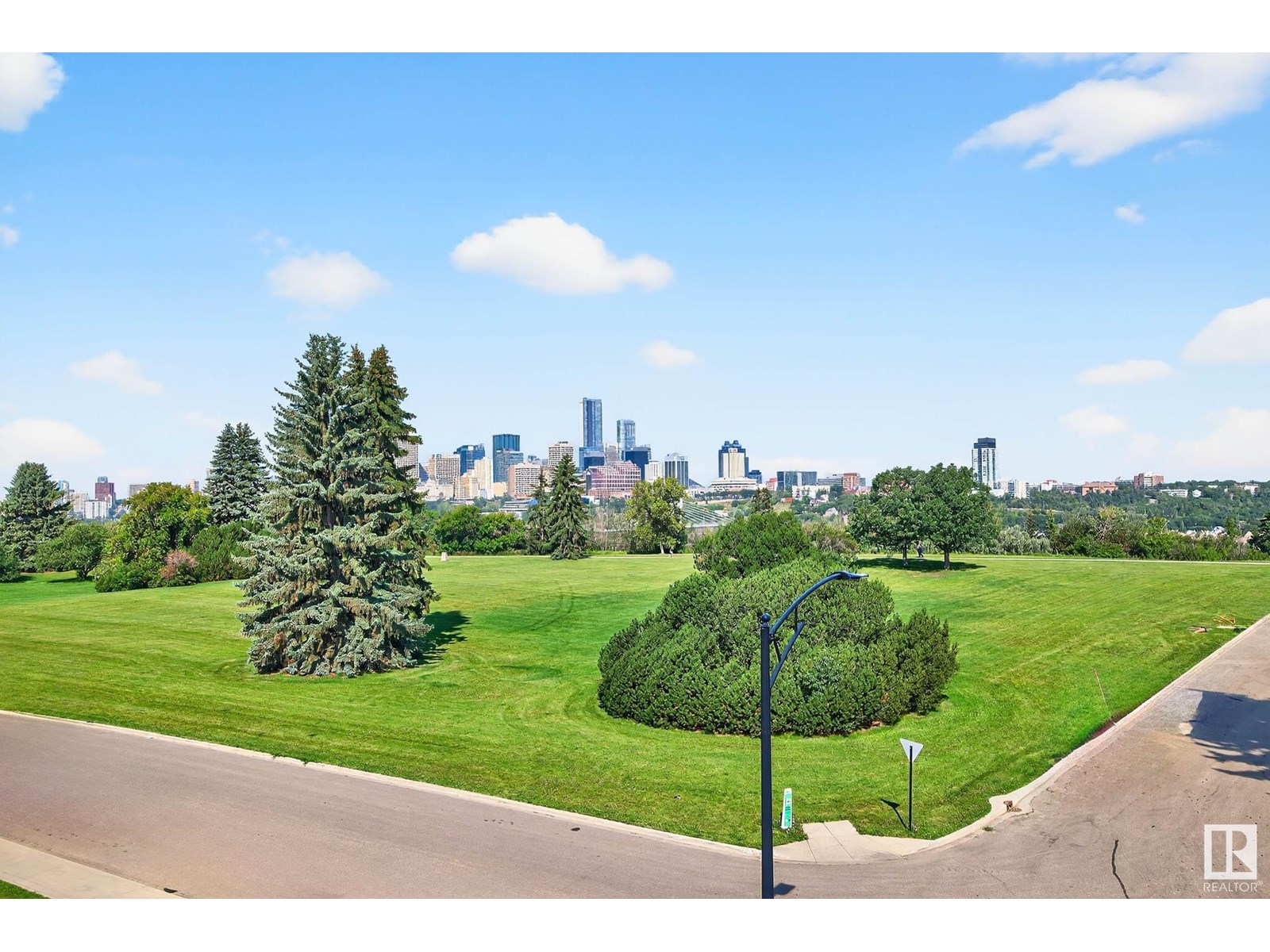 Photo 23 of 8805 Strathearn Dr Nw, Edmonton AB