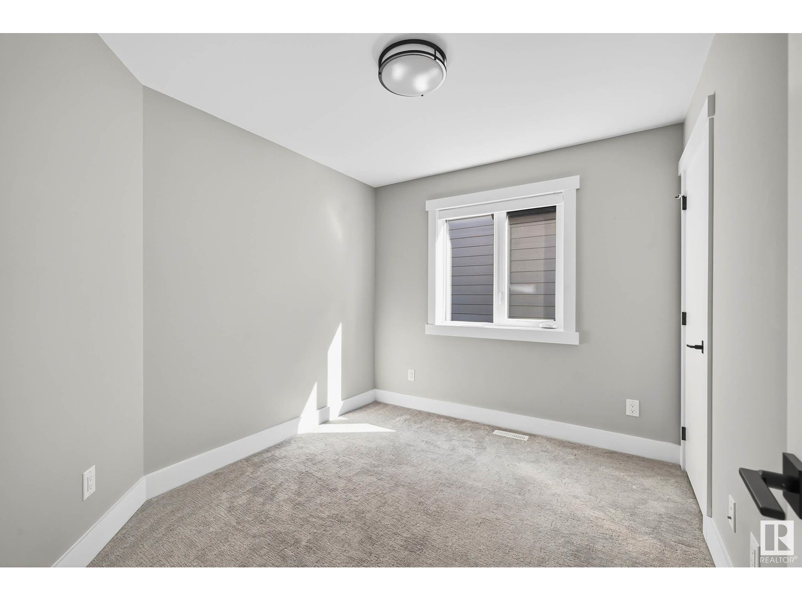 Photo 15 of 8805 Strathearn Dr Nw, Edmonton AB