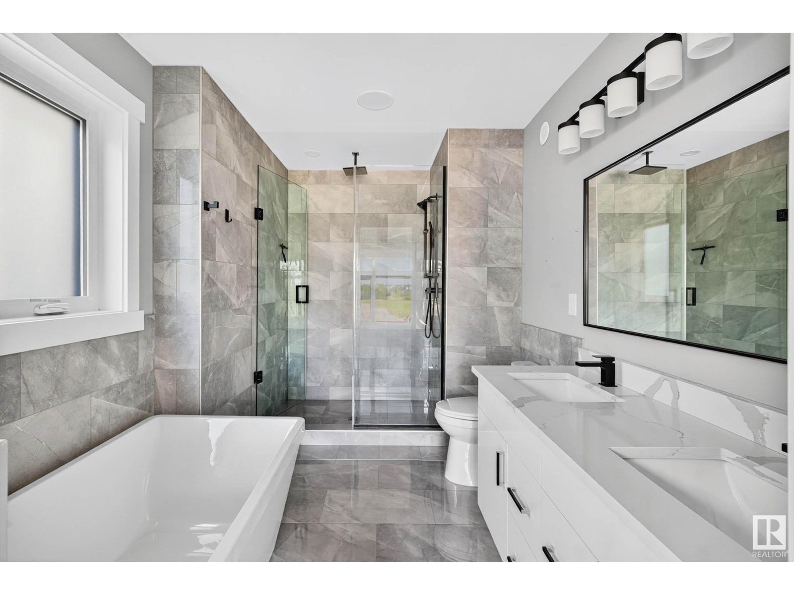 Photo 11 of 8805 Strathearn Dr Nw, Edmonton AB