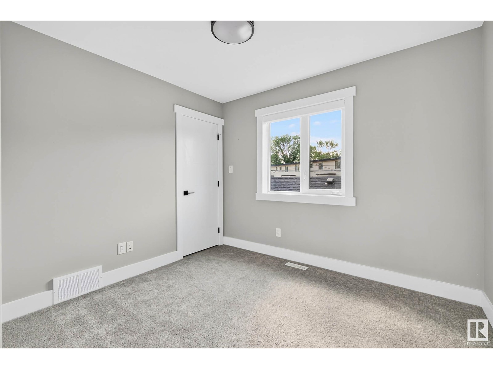 Photo 14 of 8805 Strathearn Dr Nw, Edmonton AB