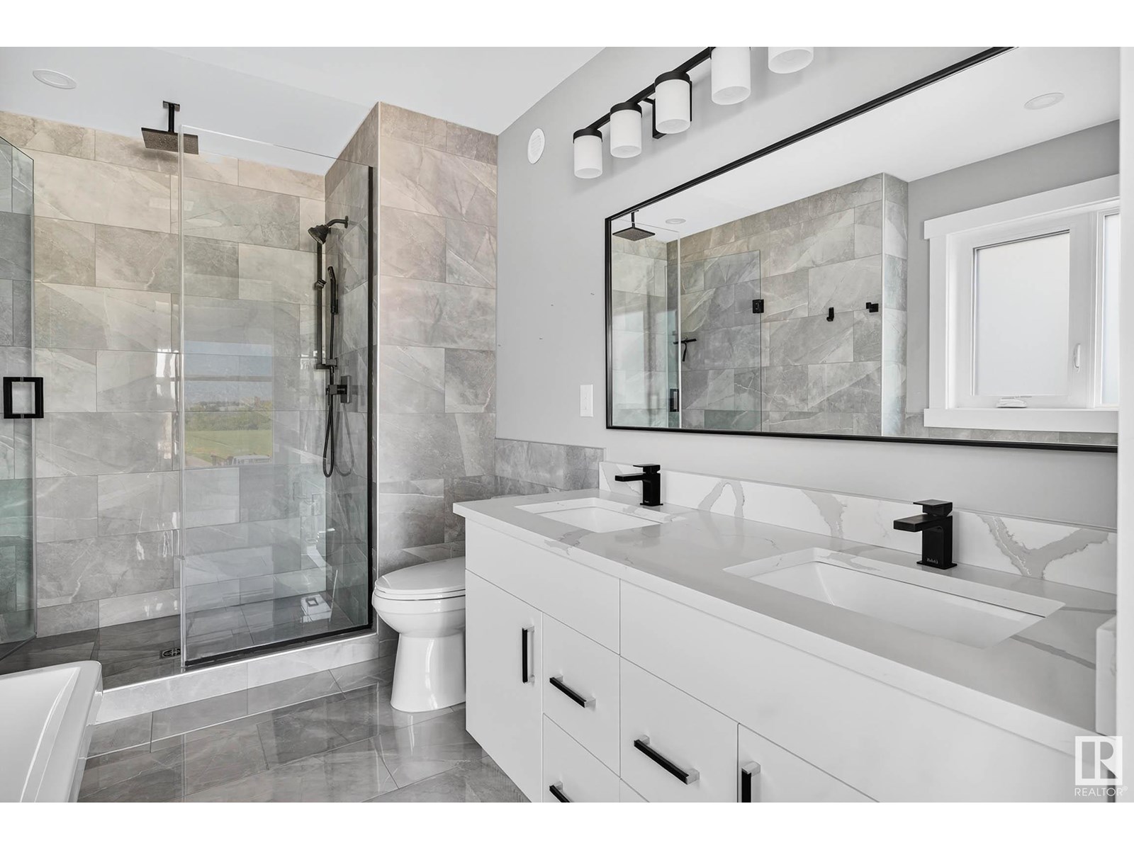 Photo 12 of 8805 Strathearn Dr Nw, Edmonton AB