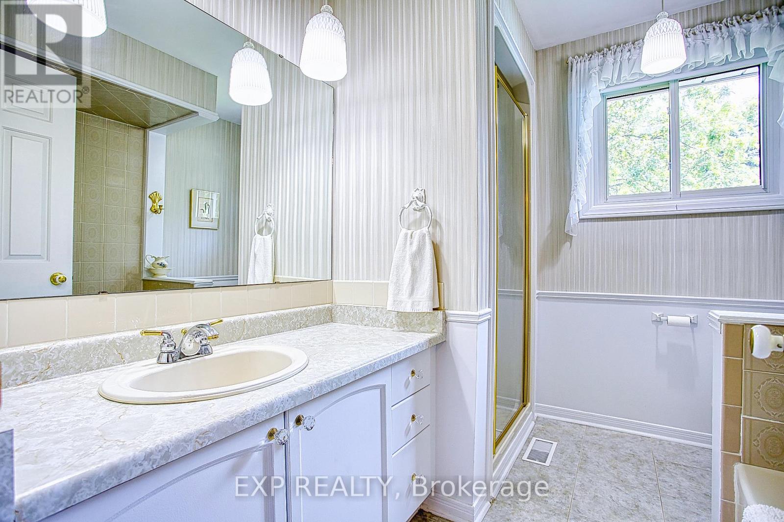 Photo 14 of 24 Samuel Road, Grimsby ON