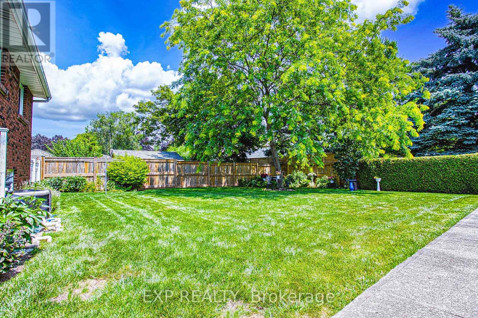 Photo 32 of 24 Samuel Road, Grimsby ON