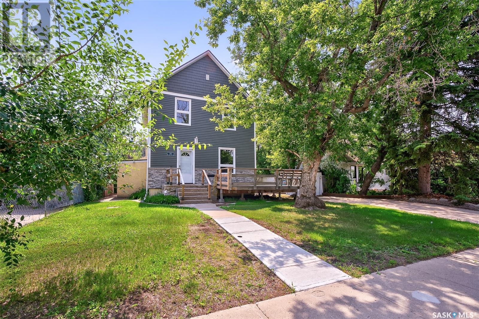Photo 2 of 121 Lillooet Street E, Moose Jaw SK