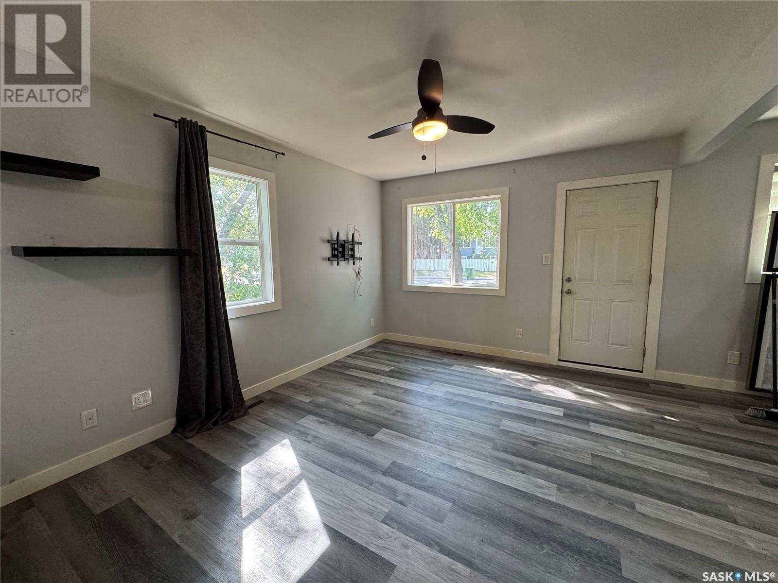Photo 3 of 664 17th Street W, Prince Albert SK