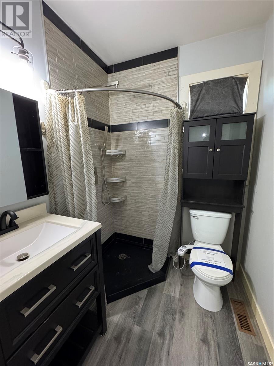 Photo 6 of 664 17th Street W, Prince Albert SK