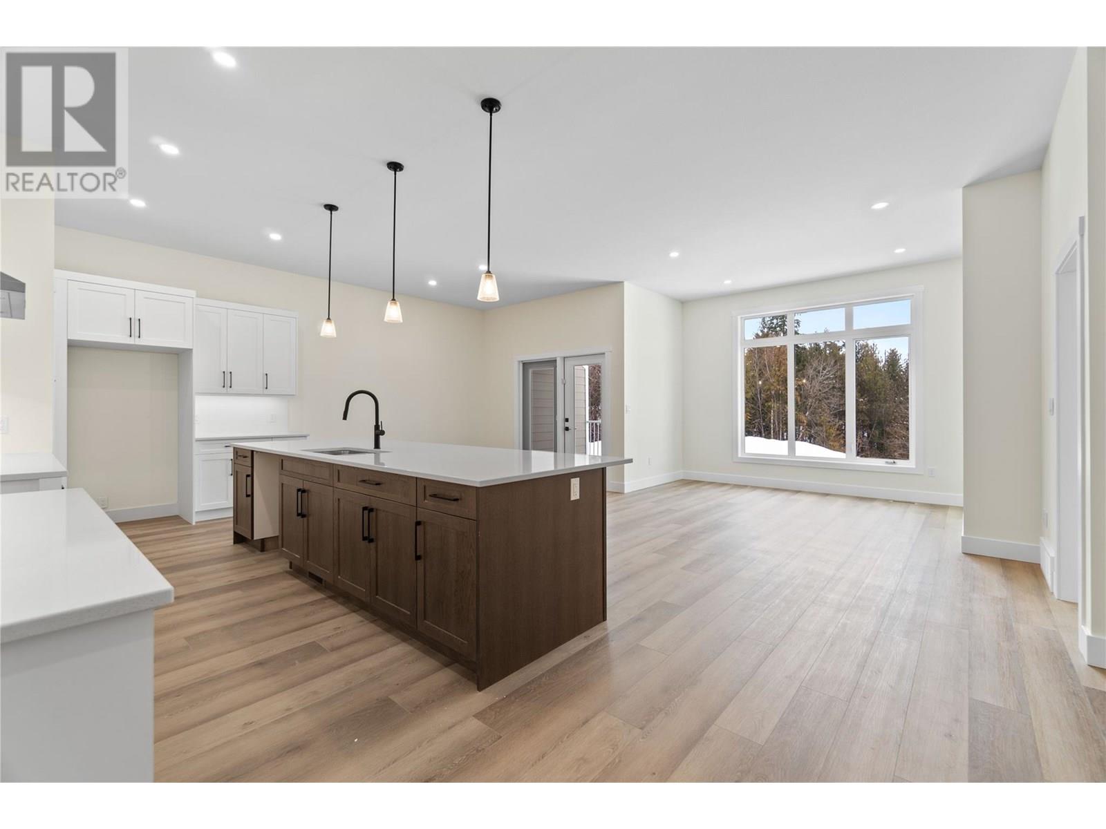 1 231 20 Street Northeast, Salmon Arm