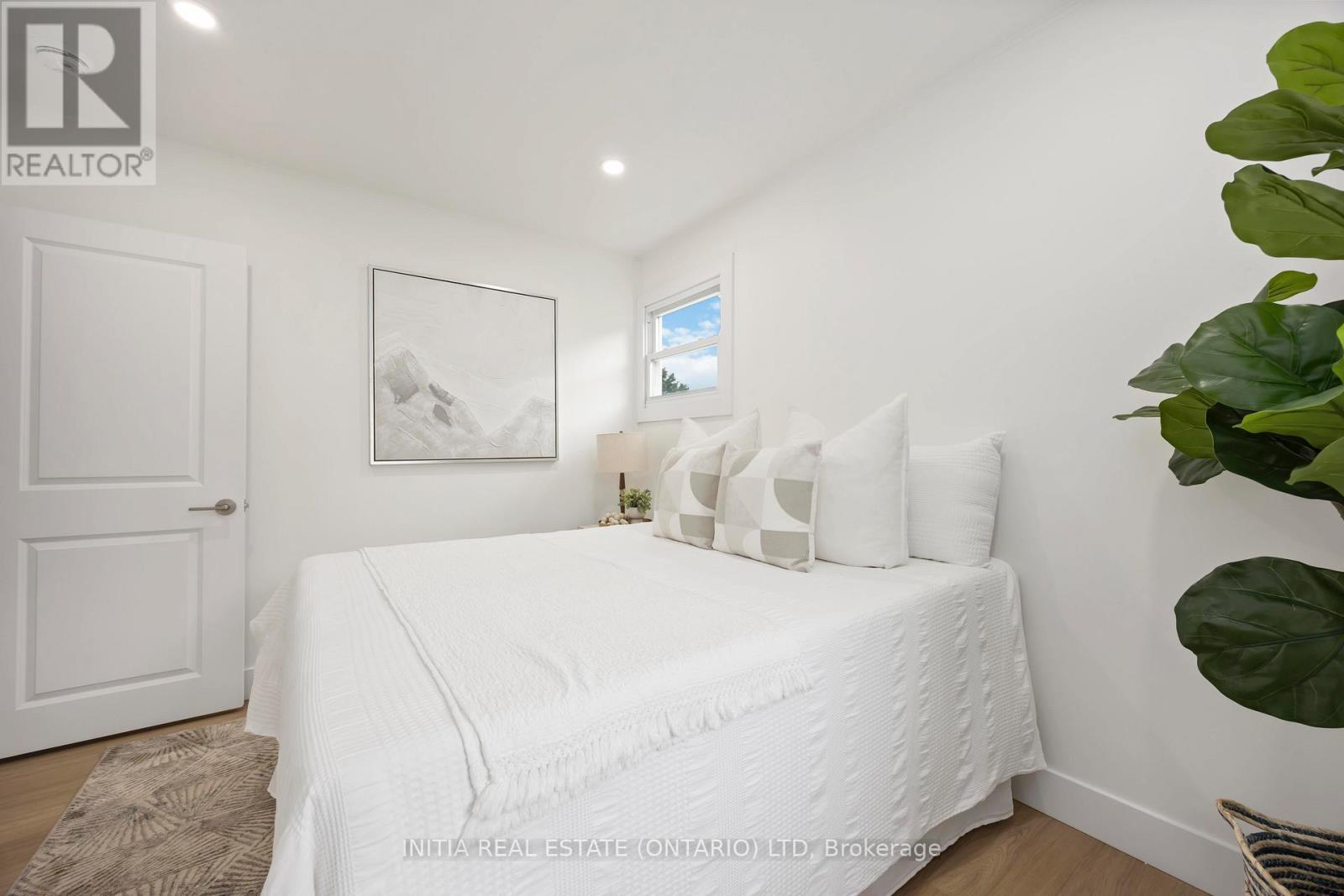 Photo 10 of 136 Chestnut Avenue, Sarnia ON