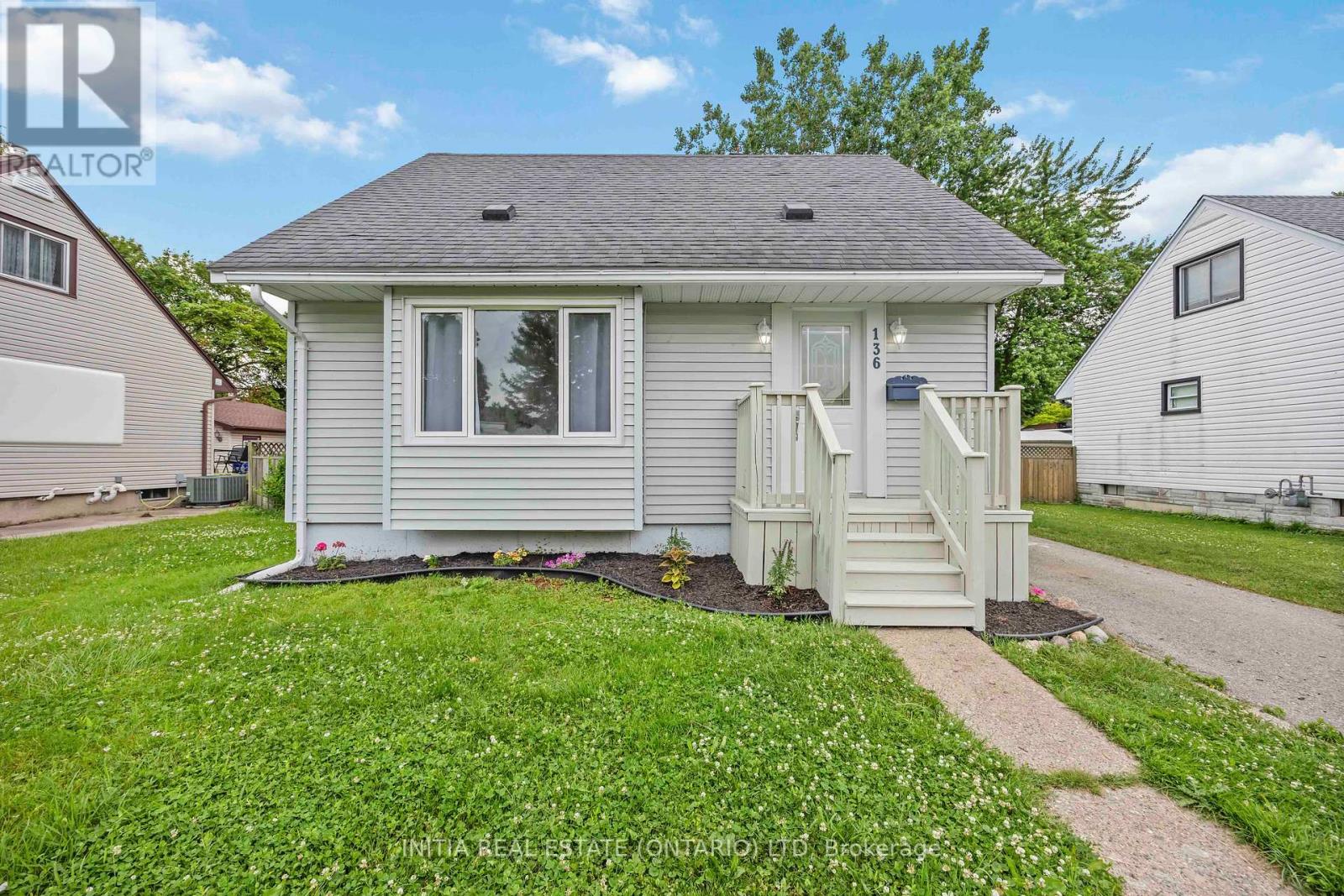 Photo 2 of 136 Chestnut Avenue, Sarnia ON