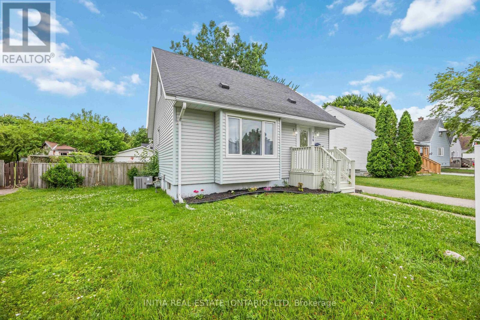 Photo 3 of 136 Chestnut Avenue, Sarnia ON
