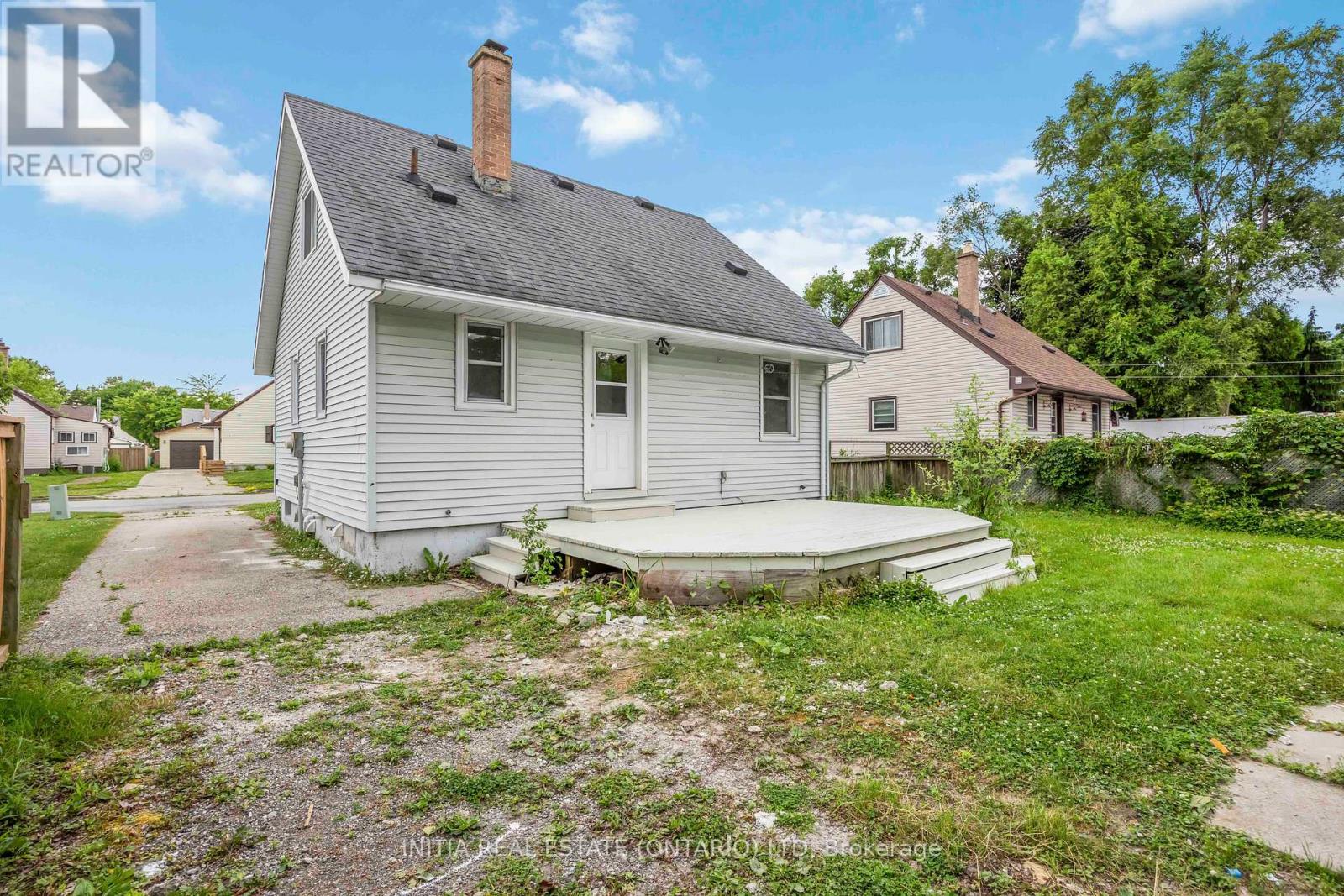 Photo 31 of 136 Chestnut Avenue, Sarnia ON
