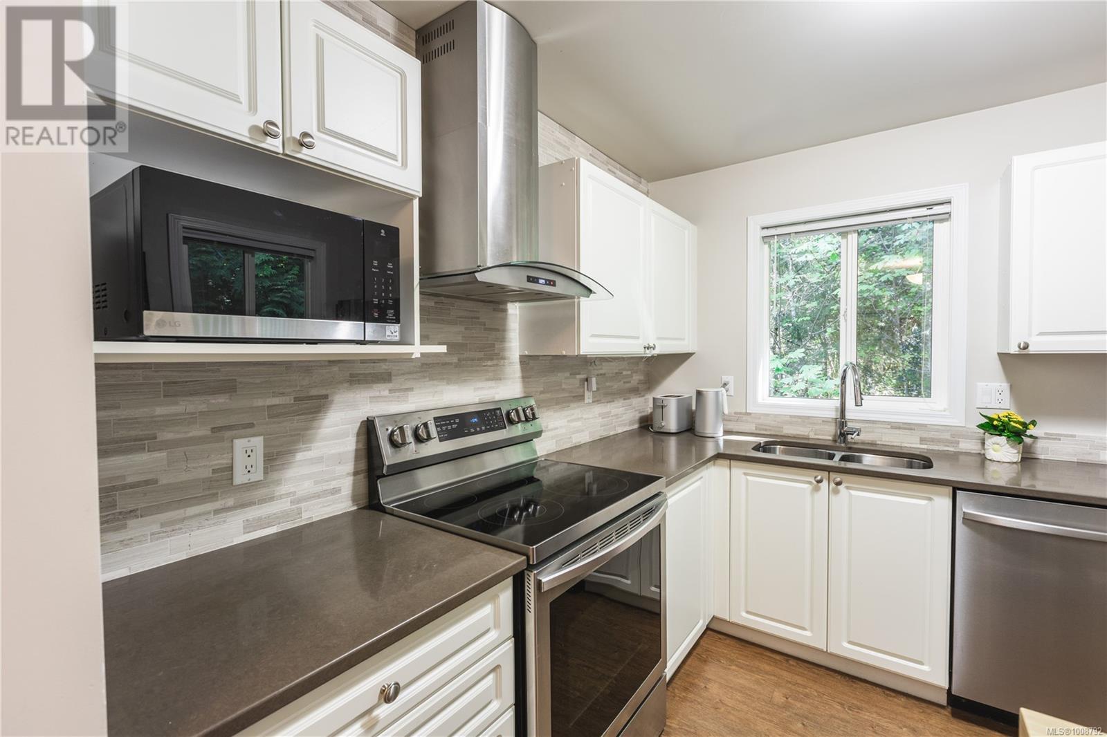 Photo 3 of 208 440 Schley Pl, Qualicum Beach BC