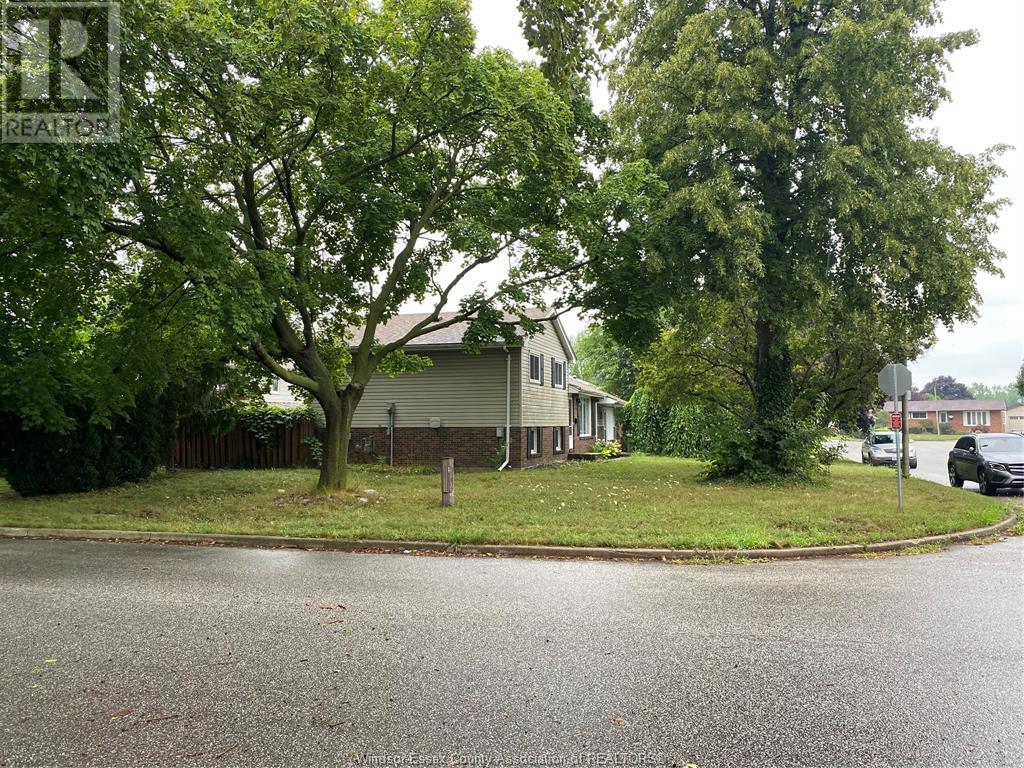 Photo 2 of 3173 Sussex Court, Windsor ON