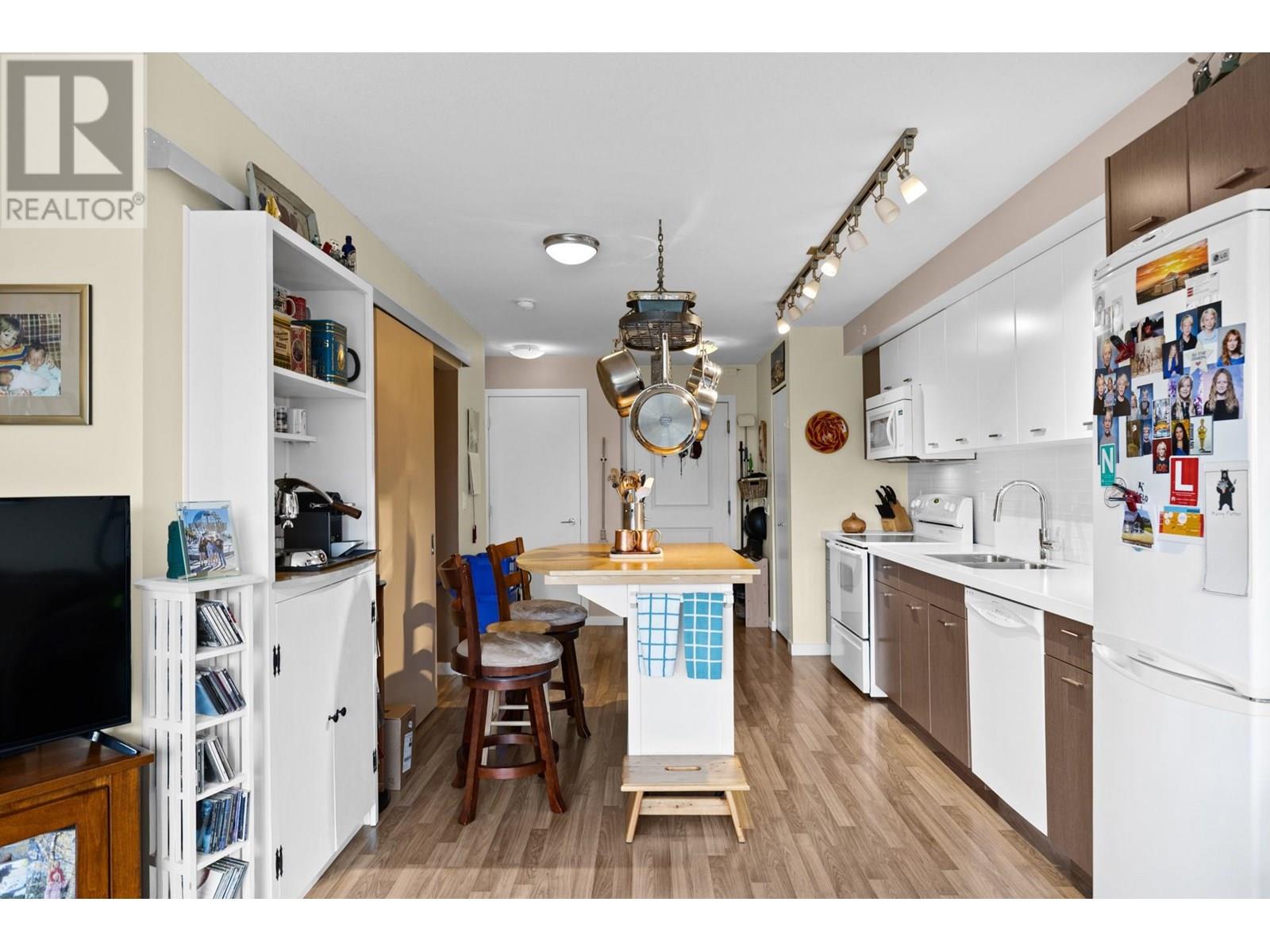 421 1550 Dickson Avenue, Kelowna