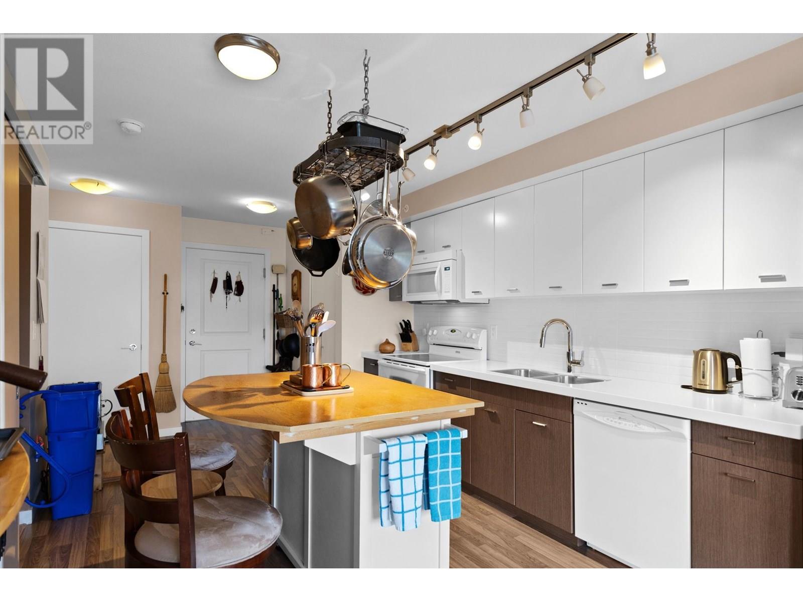 421 1550 Dickson Avenue, Kelowna