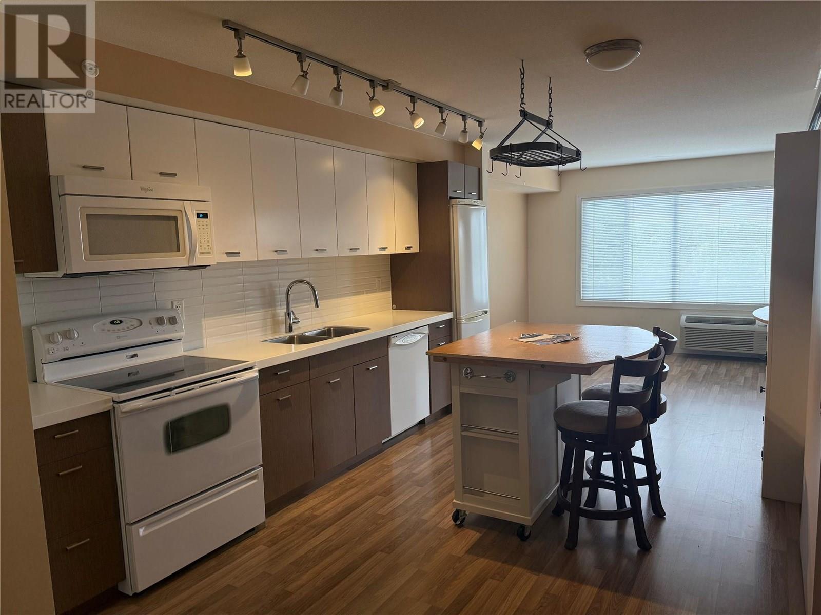 421 1550 Dickson Avenue, Kelowna